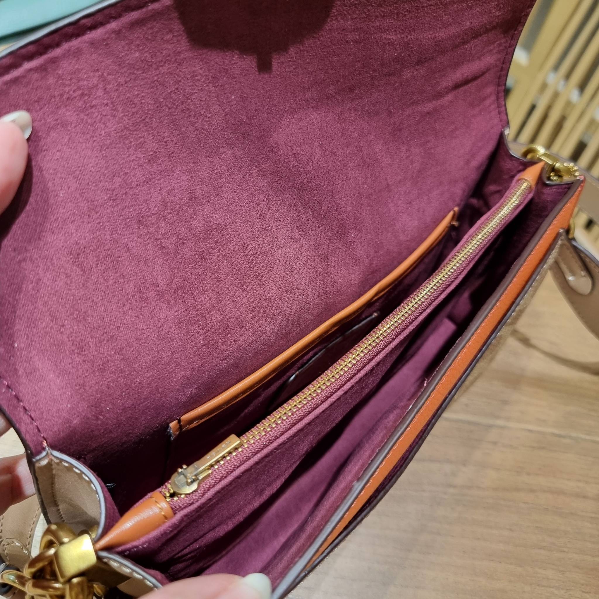 COACH TABBY SHOULDER BAG 26 IN SIGNATURE CANVAS WITH BEADCHAIN (6793,91215) กระเป๋าสะพายไหล่ ดีไซน์วินเทจย้อนยุค สวยคมชัด คลาสสิคใช้ได้ทุกลุค วัสดุหนังแท้สลับหนังแคนวาสเคลือบลาย เปิด-ปิดด้วยแม่เหล็กในตัว รับรองแน่นหนา ด้านหลังมีช่องแยก ภายในเป็นช่องโล่ง ข