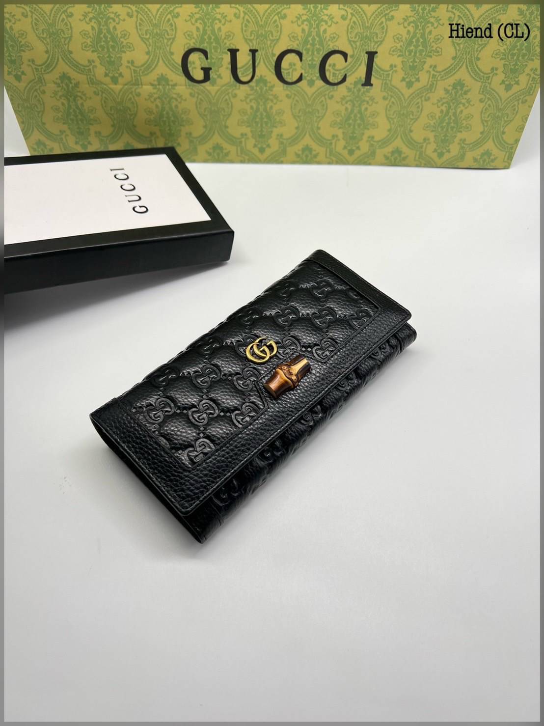 GUCCI LONG WALLET / GUCCI WALLET กระเป๋าสตางค์ใบยาว งานหนังแท้ ผสมผสานความสง่างามและคลาสสิกที่เข้ากับยุคสมัย ด้านหน้าโดดเด่นด้วยซิกเนเจอร์แบรนด์ เป็นอีกหนึ่งรุ่นที่ดาราเชเลปใช้กันเยอะมาก พร้อมส่งที่ไทย ภาพสินค้าถ่ายจากงานขายจริง ใช้งานต่างประเทศได้ค่ะ