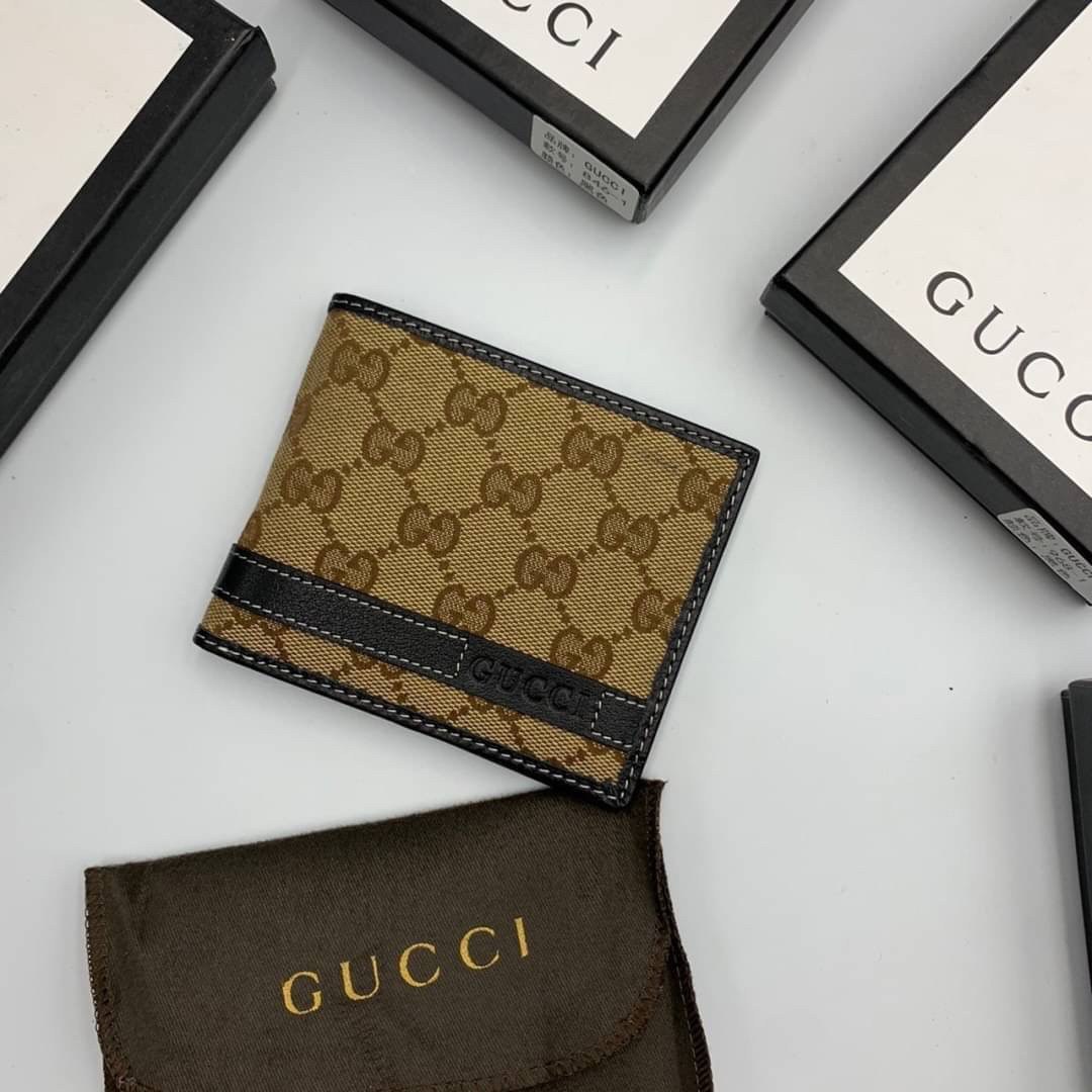 หนังแท้ GUCCI Men Short Wallet รุ่นใหม่ล่าสุด!! หนังสวยเริด ดีงามมากค่าาา กระเป๋าสตางค์ใบสั้น ดีไซน์ใหม่ สวยดูหรู ถือใช้กำลังเหมาะมือ ใส่บัตรได้เยอะ ใส่ธนบัตรได้ทุกชนิด มาครบ set พร้อมส่ง!! เป็นไอเท็มที่หนุ่มๆต้องมีจริงๆจ้า 😎😎