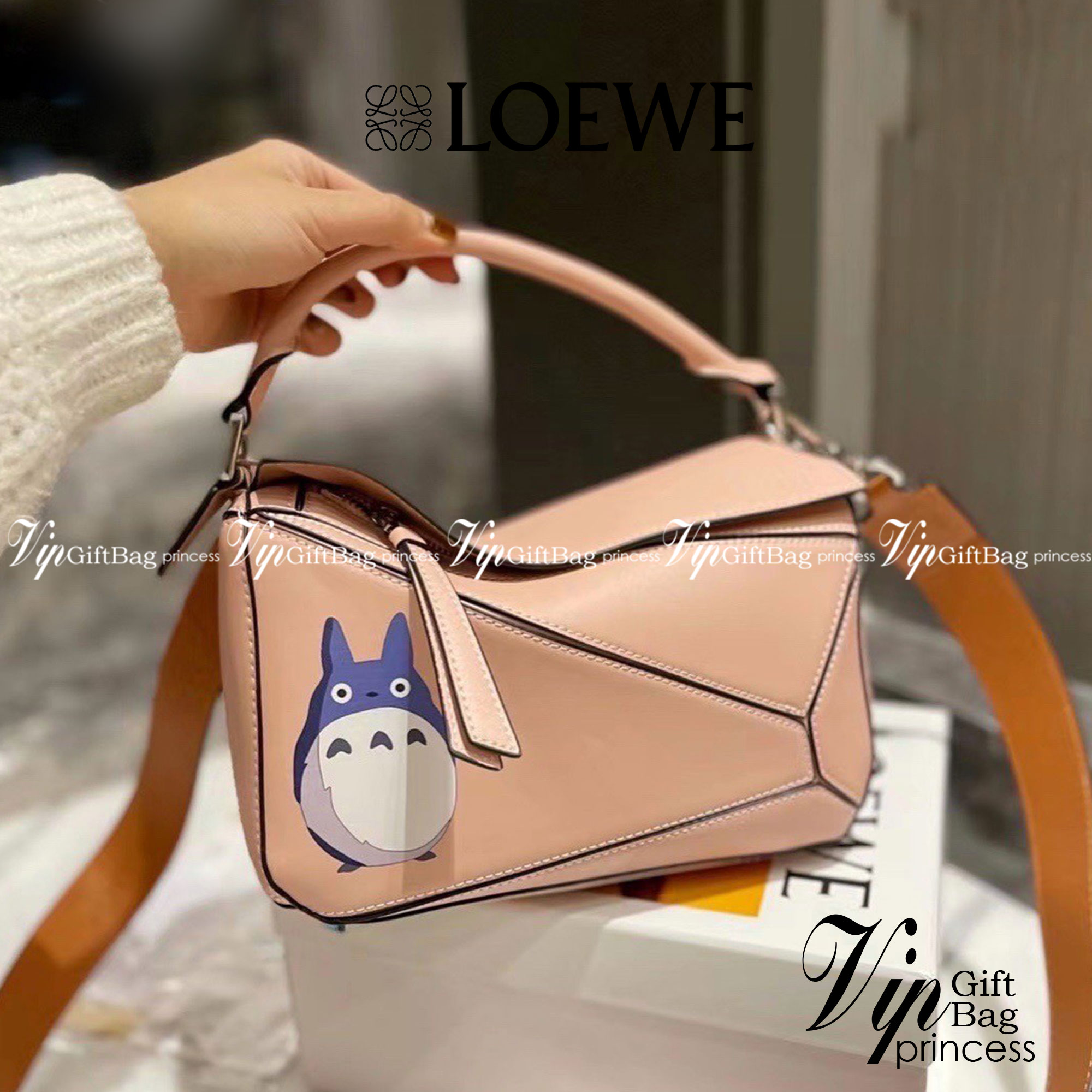 Loewe Puzzle Bag / Loewe X My Neighbor Totoro Puzzle bag การร่วมงานสุดคิวท์ที่น่าจับจอง สำหรับใครที่ชื่นชอบการ์ตูนแอนิเมชั่นญี่ปุ่นอย่าง My Neighbor Totoro การออกแบบคาแร็กเตอร์ที่ใครๆ ต่างก็บอกว่าน่ารัก ล่าสุดก็เป็นที่น่าตื่นเต้นอีกครั้ง เมื่อสตูติโอดังได