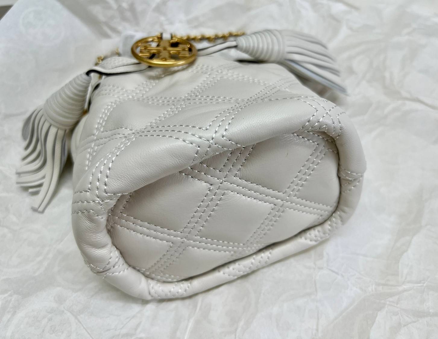 สีออกใหม่ ซึ่งหาได้ยากมากค่ะ 🤩 TORY BURCH FLEMING QUILTED BUCKET BAG ((56868)) พร้อมส่ง สวยท้าให้ลอง! จำนวนจำกัด สินค้าต้องมี กระเป๋าทรงBucket หนังแกะแท้((หนังจะมีความนิ่ม ทนทานและแพงกว่าหนังวัวมาก)) เดินด้ายลายนวมสวยมากๆค่ะ