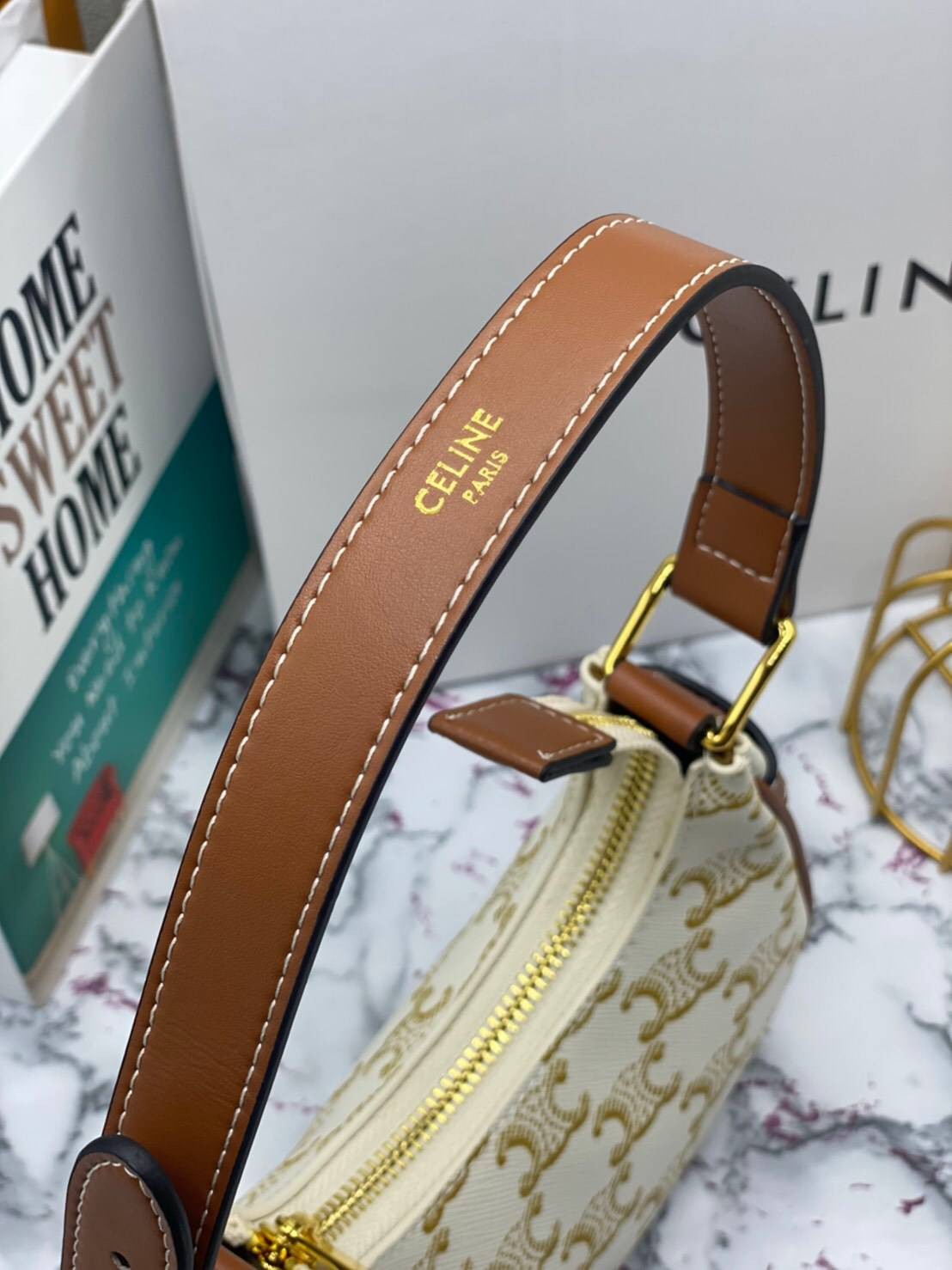 VIP 】หนังแท้ CELINE MINI AVA IN TRIOMPHE CANVAS AND CALFSKIN TAN กระเป๋าถือ/คล้องไหล่ ขนาดมินิน่ารัก สาวๆสายคิ้วตี้ไม่ควรพลาดเลยค่าา น่ารักมากกๆๆ แต่ยังคงเรียบหรูและคลาสสิก ทั้งลายที่แสนโดดเด่น และสายแบบเข็มขัดก็เข้ากันได้ดีสุด ๆ ไม่มีโลโก้ใด ๆ ประทับอยู่