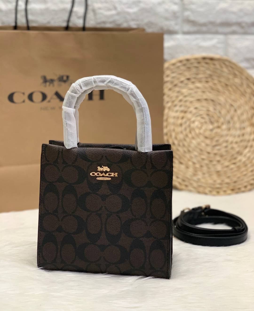 COACH MINI CALLY CROSSBODY IN SIGNATURE ((3599, 2184, 5693, 2134, 2183)) พร้อมส่งที่ไทยทันที! กระเป๋าสะพายครอสบอดี้ร์ กระเป๋าครอสบอดี้โท้ทมินิไซส์ รุ่นใหม่สุดฮอต!! ใบจริงคือน่ารักม้ากกกก!! สวยอยู่ทรง น่ารักน่าใช้ ทรงTote ปากกระเป๋าเปิดปิดแบบแม่เหล็ก ภายใน