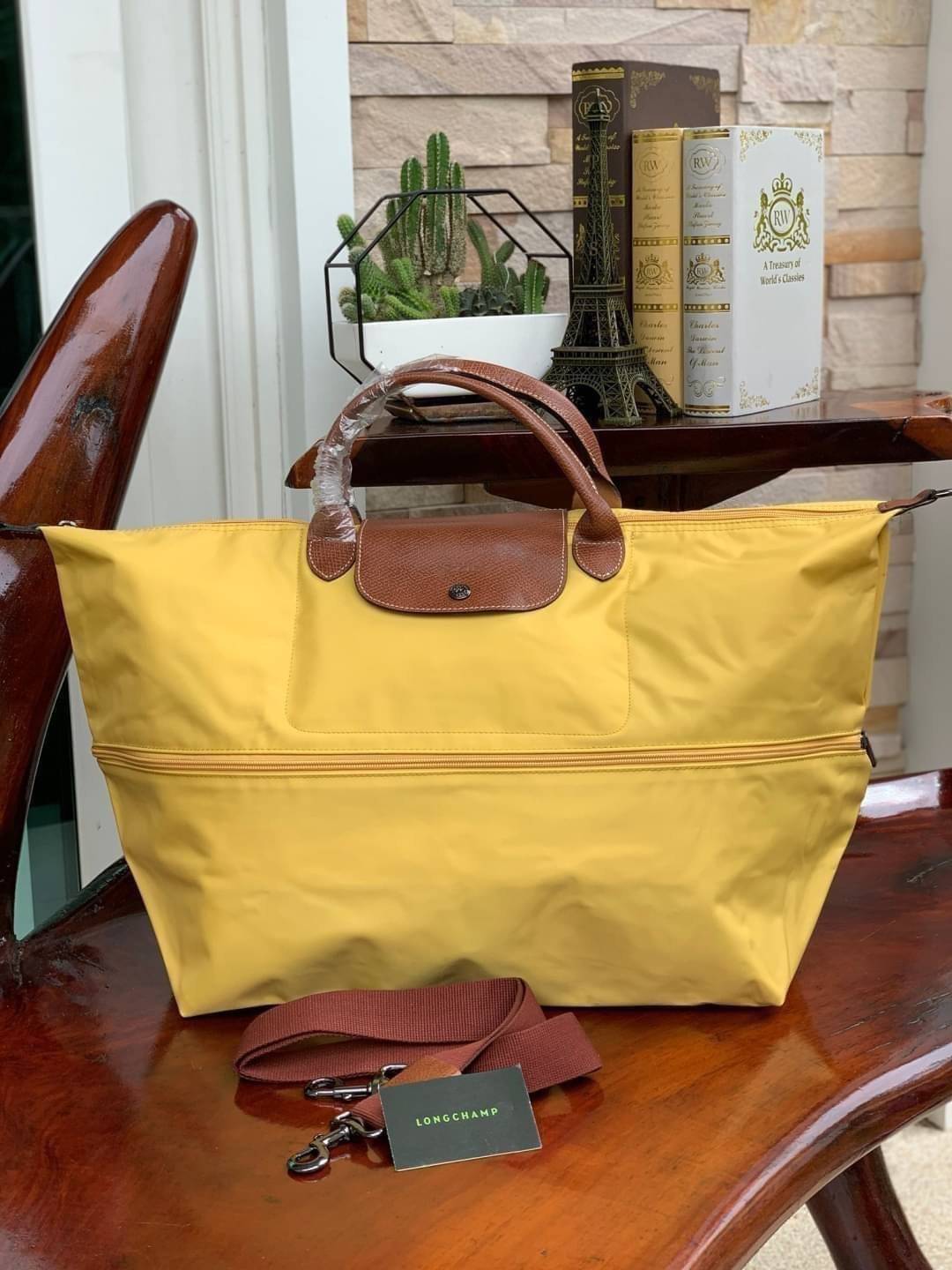 LONGCHAMP LE PLIAGE CLUB TRAVEL BAG กระเป๋าขนาดใหญ่สำหรับการเดินทาง เราเรียกที่นี้ว่า travelling bag รุ่นคลาสสิค มาพร้อมสายสะพายยาวที่ปรับและถอดออกได้ ความพิเศษของรุ่นนี้ที่ครองใจนักเดินทางทั่วโลก คือซิปรอบตรงกลางตัวกระเป๋า สามารถเปิดซิปเพื่อขยายขนาดและพั