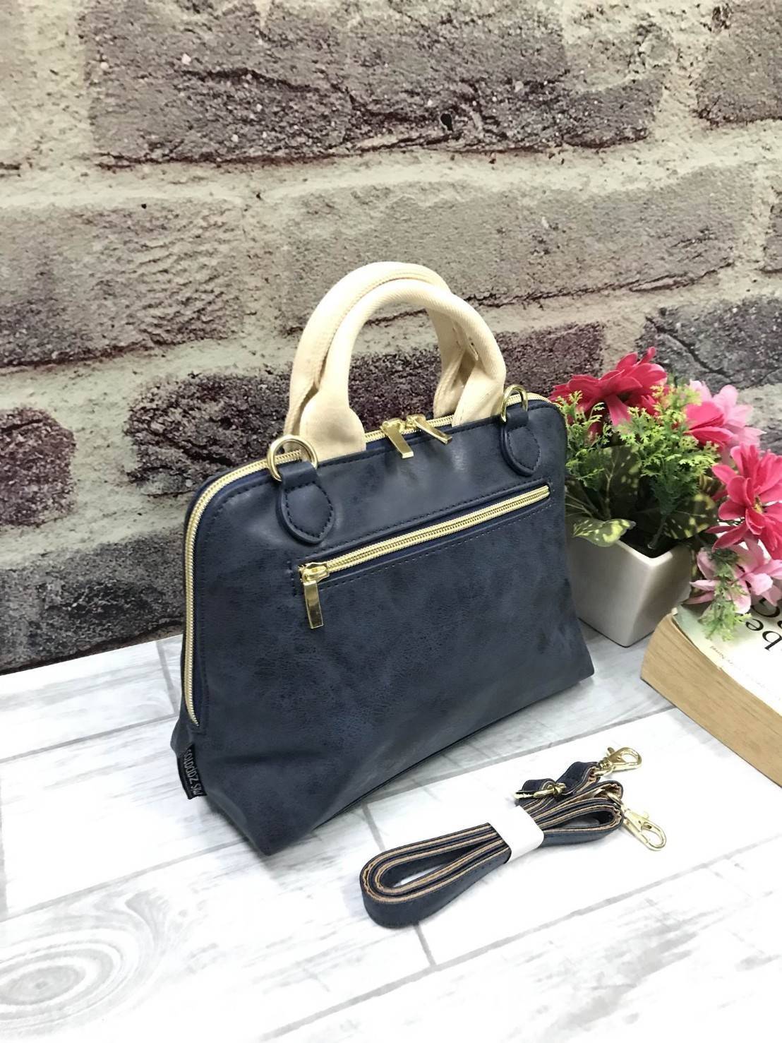 Mis Zapatos mini shoulder Bag กระเป๋าถือหรือสะพาย แบรนด์ดังจากญี่ปุ่น วัสดุหนัง pu เปิดปิดด้วยซิป ภายในแยกช่องเป็นสัดส่วน มาพร้อม สายสะพายยาวปรับ freesize ค่ะ ขนาดกำลังดี น้ำหนักเบา Rare item ค่ะ