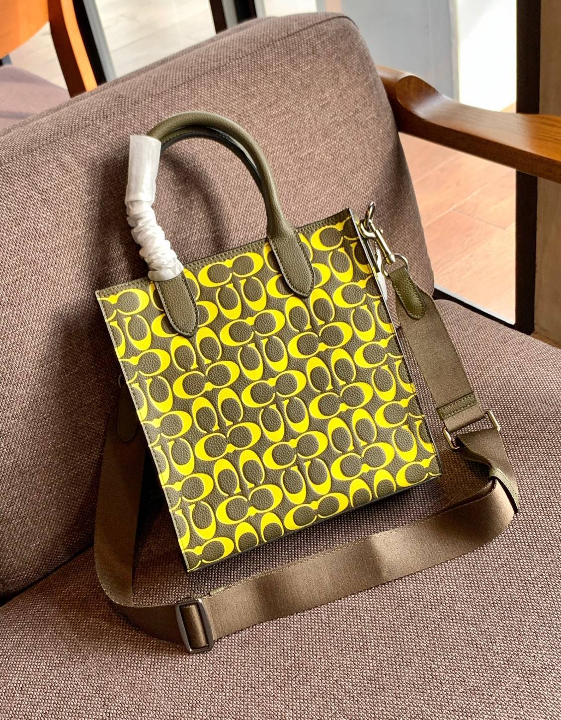 COACH COLORFUL GOTHAM TOTE SIGNATURE ((CA814)) รุ่นนี้ใช้ได้ทั้งผู้ชายและผู้หญิง ขนาดกลางๆกำลังสวยเลยค่ะ ใหม่ล่าสุด ก่อนใคร! กับกระเป๋าที่รังสรรค์สีออกมาได้สดใส เรียกได้ว่าจัดเต็มในเรื่องสีมีเดียวค่ะ หนังแท้ ลายหนังสวย บวกกับโลโก้แบรนด์ทั้งใบที่ลงลายสีได้