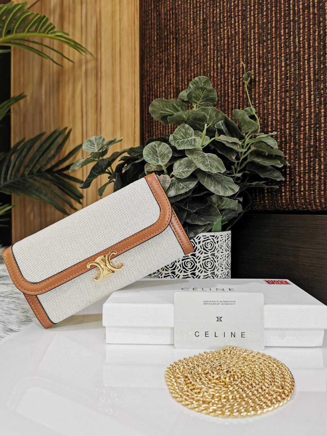 พรีเมี่ยมกิ๊ฟแท้ 100% 】CELINE LONG WALLET BAG VIP GIFT WITH PURCHASE-GWP กระเป๋าพรีเมี่ยมกิ๊ฟ Limited จาก CELINE HAUTE PARFUME DUTYFREE COUNTER วัสดุ Triomphe Canvas สวยอยู่ทรงเปิดปิดด้วยฝาปิดประดับโลโก้แบรนด์สีทองด้านหน้า ภายในมีช่องแบ่งเยอะมากค่ะ
