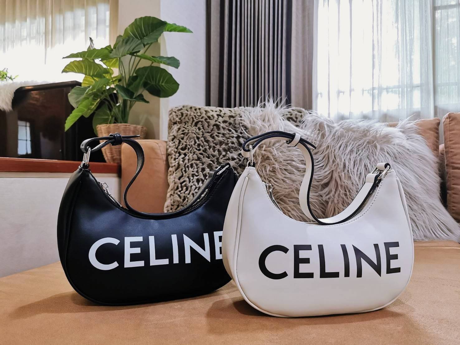 CELINE SHOULDER BAG VIP GIFT WITH PURCHASE (GWP) พรีเมี่ยมกิ๊ฟ Limited Edition จาก CELINE HAUTEPARFUME DUTYFREE COUNTER ดีไซน์ยอดนิยมหนังนิ่มสวยอยู่ทรงเปิดปิดด้วยซิปอะไหล่เงิน ภายในโล่งกว้างมีช่องเล็กสามารถใส่มือถือกระเป๋าสตางค์ใบยาวของใช้ได้จุ หูหิ้วหนัง
