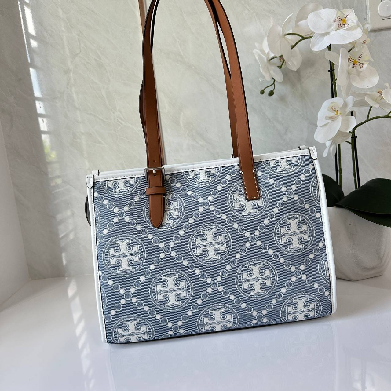 Tory Burch Small T Monogram Denim Tote / Tory Burch Demim Jacquard Small Tote คอลเลคชั่นใหม่ กระเป๋าทรงโท้ท ทรงสี่เหลี่ยมใบใหญ่ วัสดุผ้าเดนิมสลับหนังแท้ ภายในช่องโล่งกว้างจุได้เยอะ
