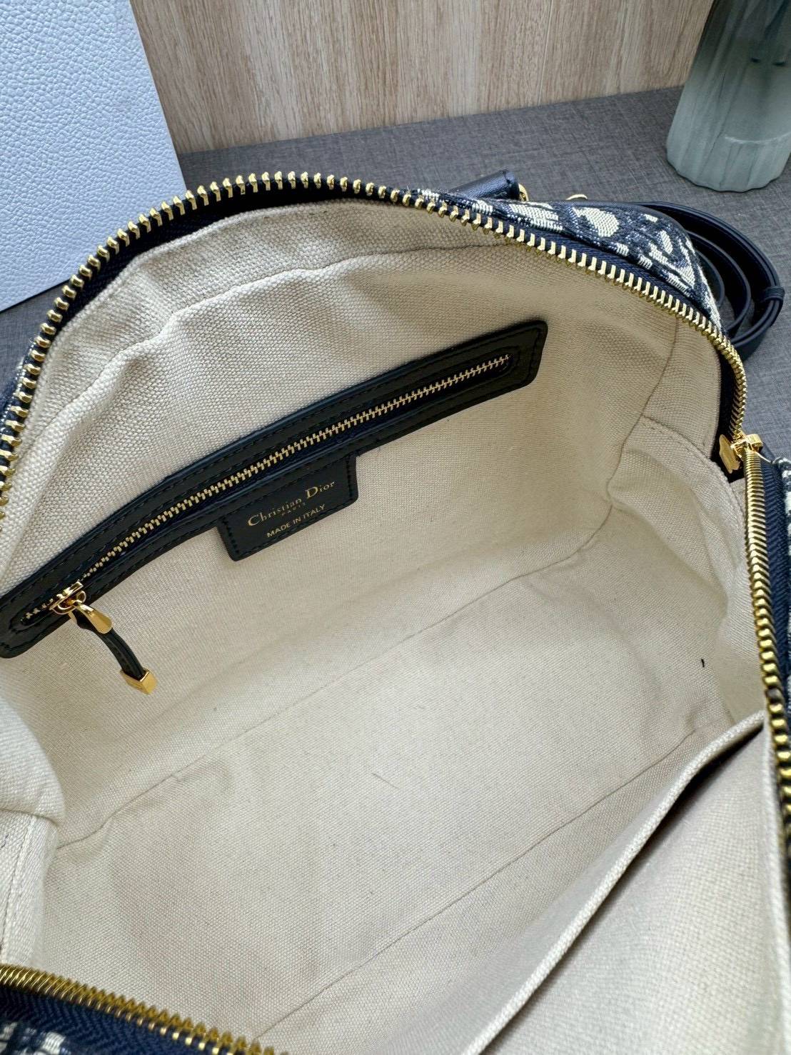 ORI หนังแท้ | DIOR Large D-Vibe Bowling Bag กระเป๋าทรงหมอนดีไซน์โบว์ลิ่งใบใหญ่ ทันสมัยใช้งานง่ายจุของได้เยอะ สวยสง่างามเป็นเอกลักษณ์