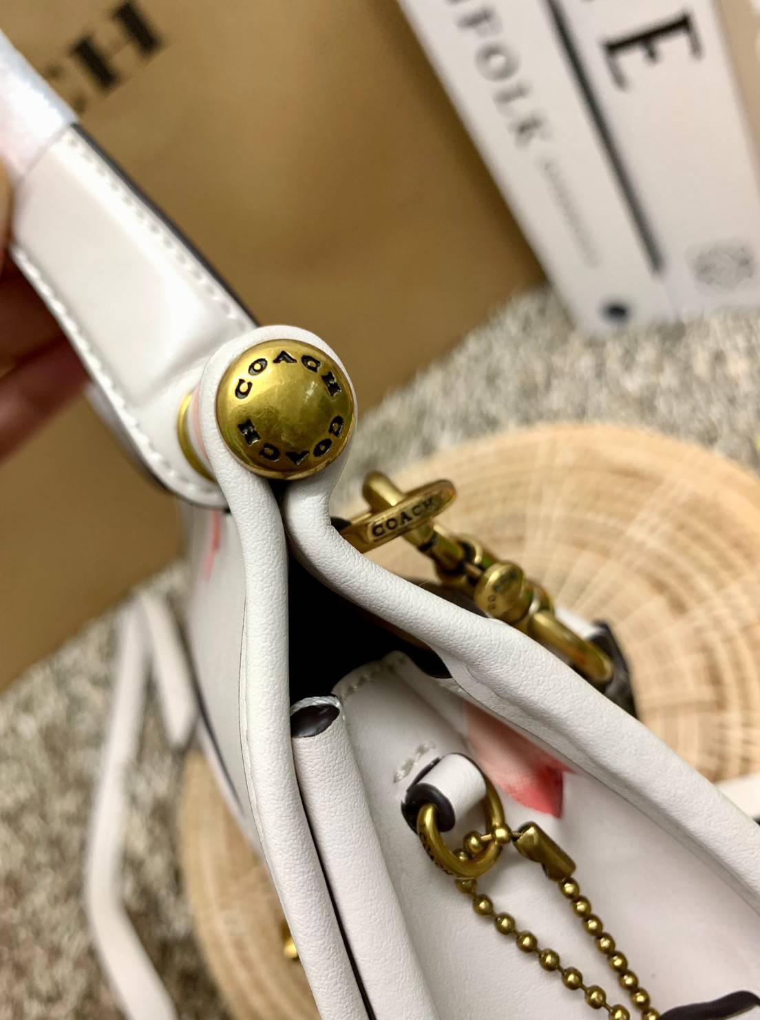 COACH LIMITED EDITION WILLIS TOP HANDLE 18 WITH HEART PRINT ((c3919)) พร้อมส่งที่ไทย ได้ไปหลงรักแน่นอนค่ะ! กระเป๋าหิ้วหรือสะพายข้าง หนังแท้นิ่มสวยงาม ❤️จุดเด่นคือตัวกระเป๋าปริ้นลายหัวใจทั้งใบ ดูหวานน่ารักมากๆค่ะ เปิดปิดกระเป๋าแบบหมุนล็อค ภายในมีช่อ