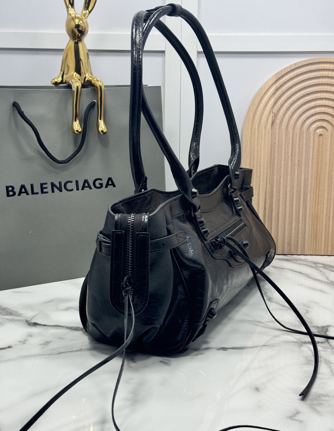 ORI หนังแท้ | Balenciaga Le City Bag East-west Bag 32cm กระเป๋าถือ/สะพายข้างทรงยาวดีไซน์โดดเด่นสวยเท่ล้ำสมัย ที่สุดแห่งความไอคอนิกไม่เหมือนใคร มีกิมมิคและลูกเล่นแพรวพราว