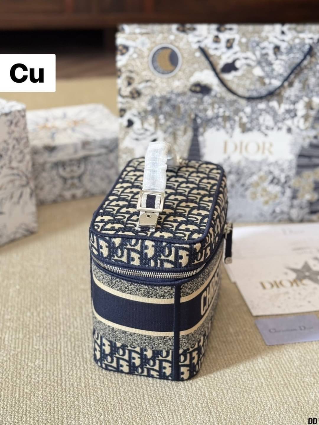 DIOR Travel Vanity Case กระเป๋าใส่เครื่องสำอางค์ไซส์ยอดนิยม ทรงกล่องสวยสามารถใช้เป็น everyday bag ได้ทุกวัน