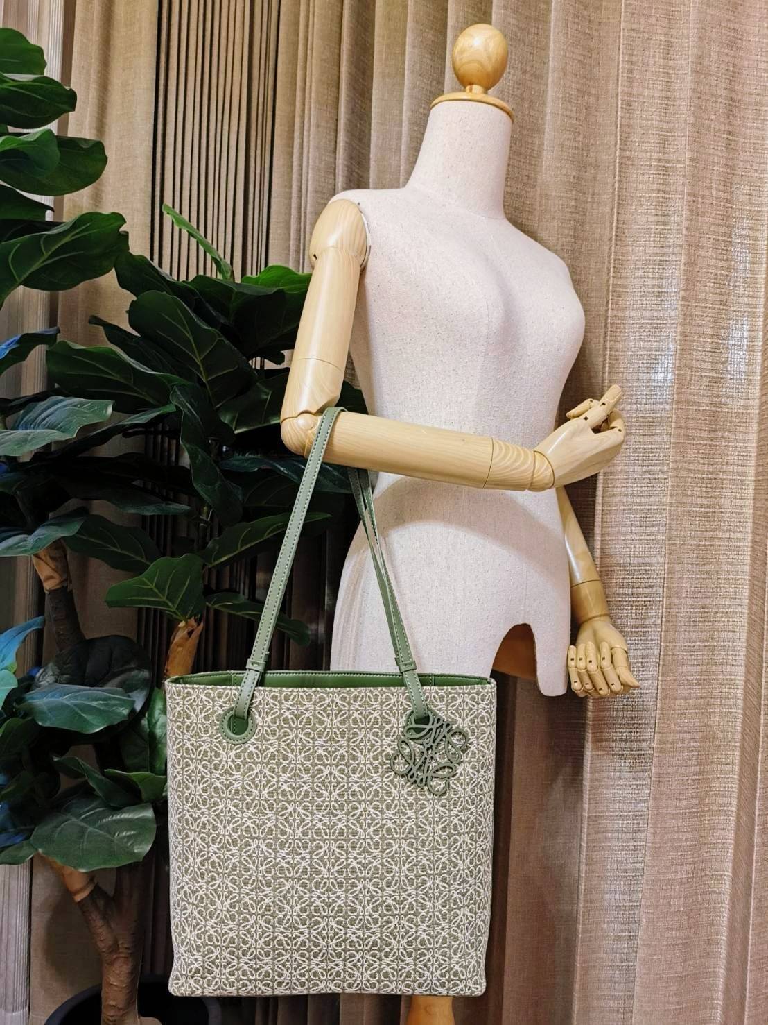 LOEWE ANAGRAM TOTE BAG VIP ไอเท็มใหม่! ดีไซน์สวยคงเอกลักษณ์ด้วยวัสดุ Anagram Canvas Jacquard Fabric ผสมผสานหนังแท้ Calfskin ลงตัวสุดคลาสสิค ขนาดกำลังดี น้ำหนักเบา ใส่เอกสาร A4 Notebook ipad ของใช้ได้เยอะ หูหิ้วหนังจับแข็งแรง สะพายไหล่ได้ พร้อมส่งที่ไทยสุด