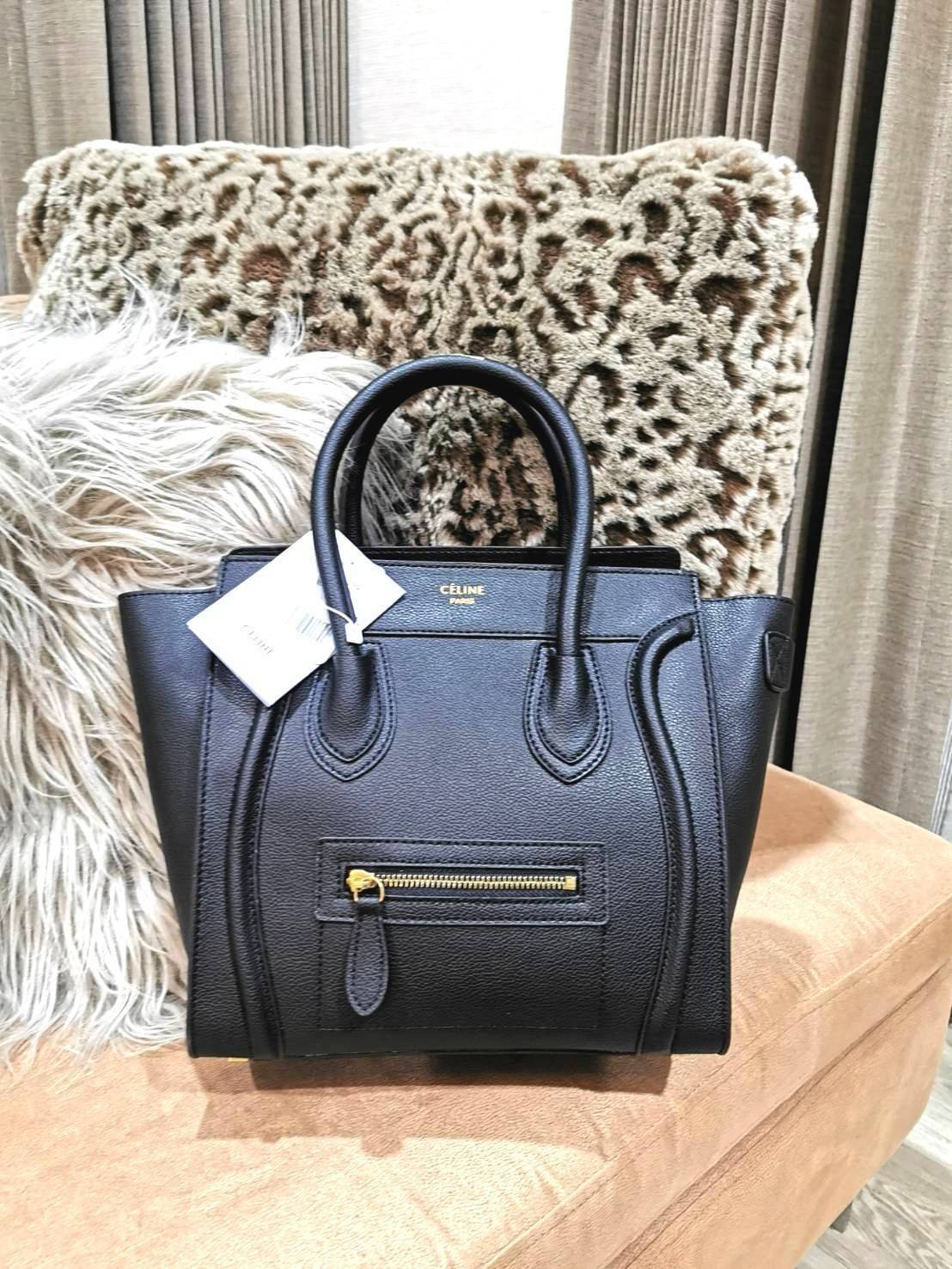 CELINE HANDLE BAG VIP GIFT WITH PURCHASE (GWP) พรีเมี่ยมกิ๊ฟรุ่นใหม่ Limited Edition จาก CELINE HAUTE PARFUME DUTYFREE COUNTER หนังแท้ Calf Skin Leather มาในดีไซน์สุดหรูยอดนิยมหนังนิ่มหอมขึ้นเทคเจอร์สวยอยู่ทรง เปิดปิดด้วยซิปสะดวกใช้ ด้านหน้ามีโลโก้แบรนด์ 