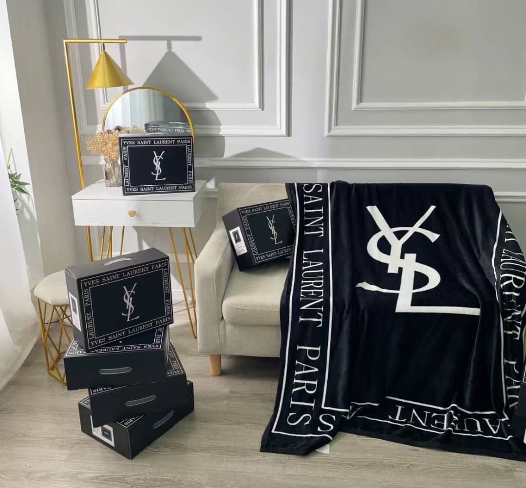 VIP GIFT 】Best Gift! พร้อมกล่อง Yves Saint Laurent Blanket ไอเท็มแนะนำ ผ้าห่มนุ่มนิ่ม ขนปุยๆๆ สบายผิวมาก เนื้อผ้านิ่มฟูนุ่มใช้ได้ทุกโอกาส ขนาดกำลังดี พกพาสะดวก สามารถพกไว้ใช้ในรถ ใช้ในออฟฟิศได้ จะซื้อใช้เองหรือมอบเป็นของขวัญก็ดูดีพร้อมส่งที่ไทย ราคาสุดคุ้