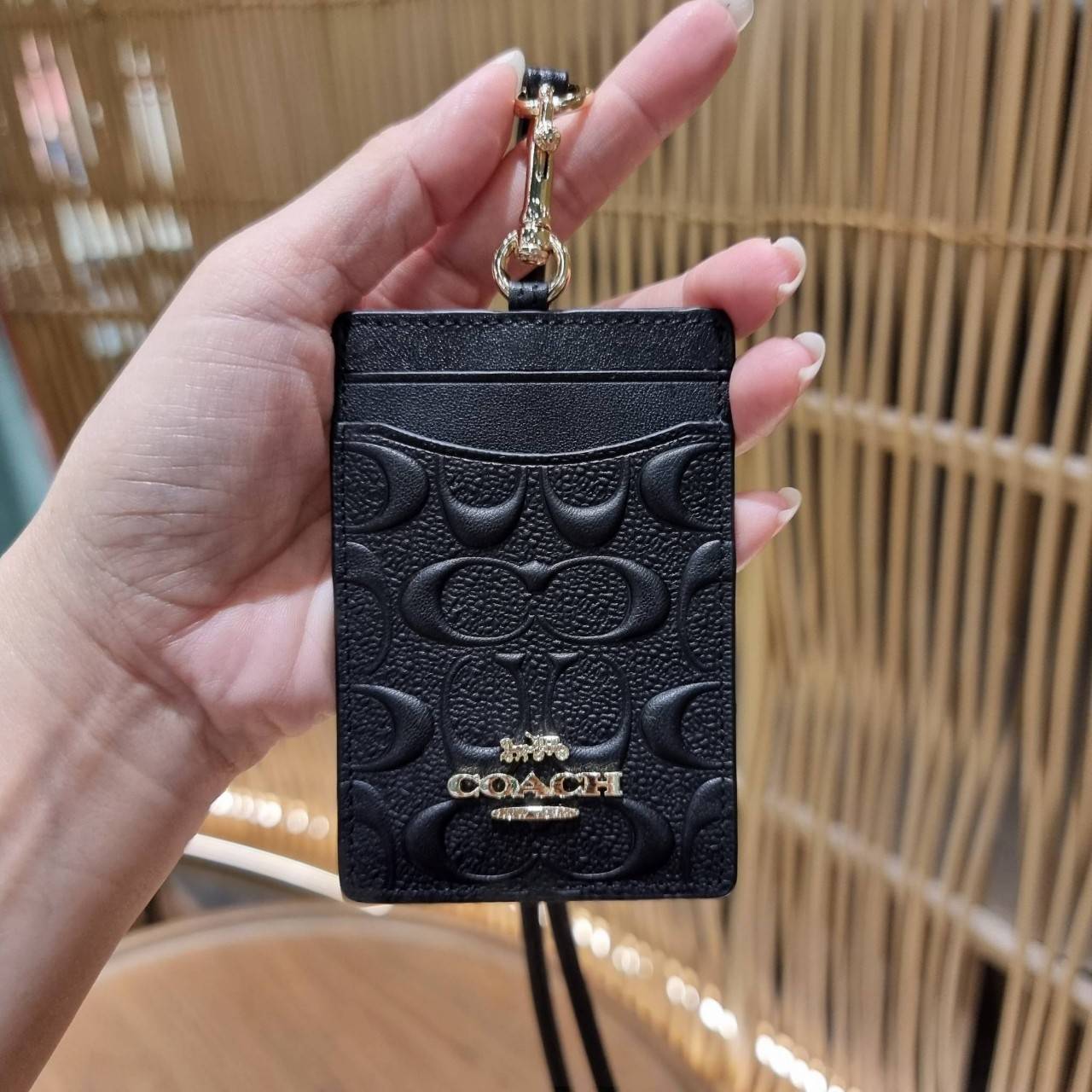 COACH ID LANYARD IN COLORBLOCK SIGNATURE CANVAS ง่ายๆแบบไม่ธรรมดา!! คลาสสิคแต่มีดีเทลโดดเด่น!! กระเป๋าถนอมบัตร พร้อมสายคล้องคอ ดีไซน์ลวดลายสวย ดูดีทุกแบบ ใช้งานง่าย พกพาสะดวก จะใส่บัตรพนักงาน บัตรเครดิต บัตรปชช. ใบขับขี่ และบัตรอื่นๆที่อยากจะใส่!! ตามใจไป