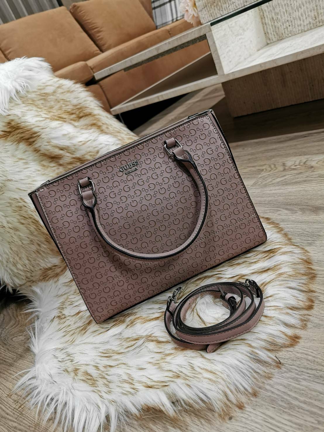 GUESS SINGNATURE SHOPPER BAG กระเป๋าถือหรือสะพายรุ่นล่าสุดจาก GUESS FACTORY หนังสวยอยู่ทรงปั้มลาย Singnature Brand รอบใบ ด้านหน้าประดับโลโก้แบรนด์ หูหิ้วเเข็งเเรงพับลงได้ เปิดปิดด้วยซิปสะดวกใช้ ขนาดกำลังดี ภายในมีช่องซิปและช่องใส่ของ กว้างและจุ น้ำหนักเบา