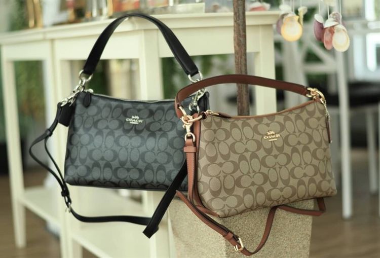 COACH LEWIS SHOULDER BAG IN SIGNATURE CANVAS (COACH F85696)🌺พอชใบใหญ่ ใส่ของได้จุใจ มีสายให้ 2 สาย อะไหล่สีทอง หรูหรา คลาสสิค สายยาวถอดได้ ปรับได้ ช่องด้านใน กว้างมากๆ ใช้ได้ทุกโอกาสจริงๆ แนะนำ ไม่ควรพลาดจ้า