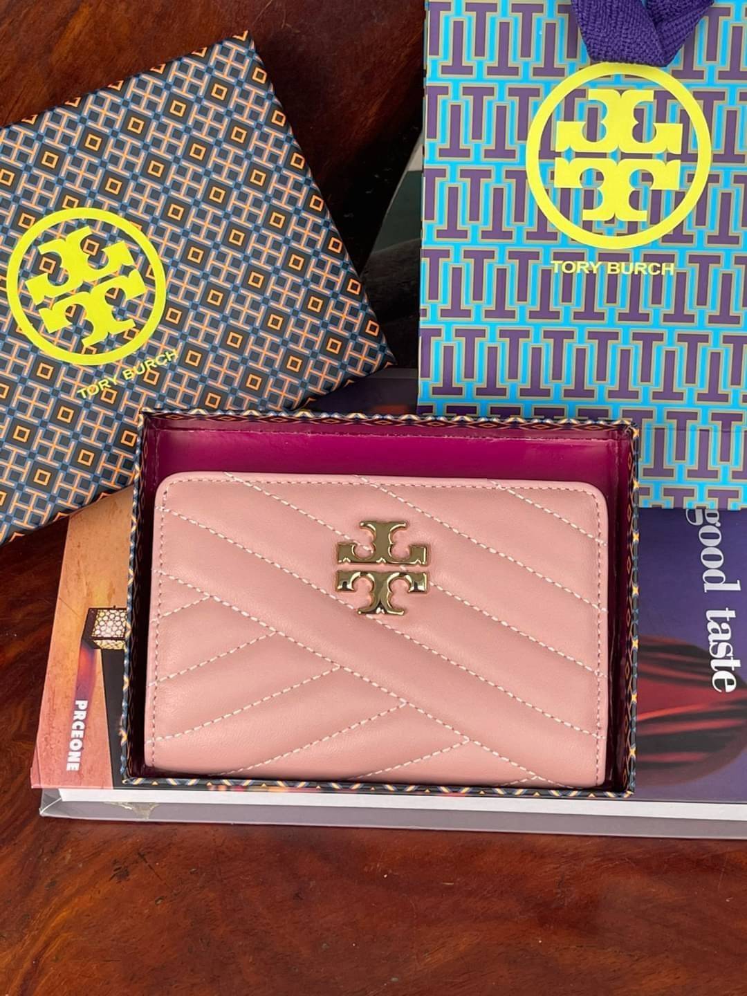 ของแท้ 💯% 】Tory burch kira chevron medium slim wallet กระเป๋าสตางค์หนังแกะขนาดmedium size การตัดเย็บหนังแกะแสนนุ่มแบบลายบุสองชั้น สัมผัสนุ่มควบคู่กับดีไซน์อันเป็นเอกลักษณ์ ดูแพงด้วยโลโก้ด้านหน้าสีทองสวยหรู