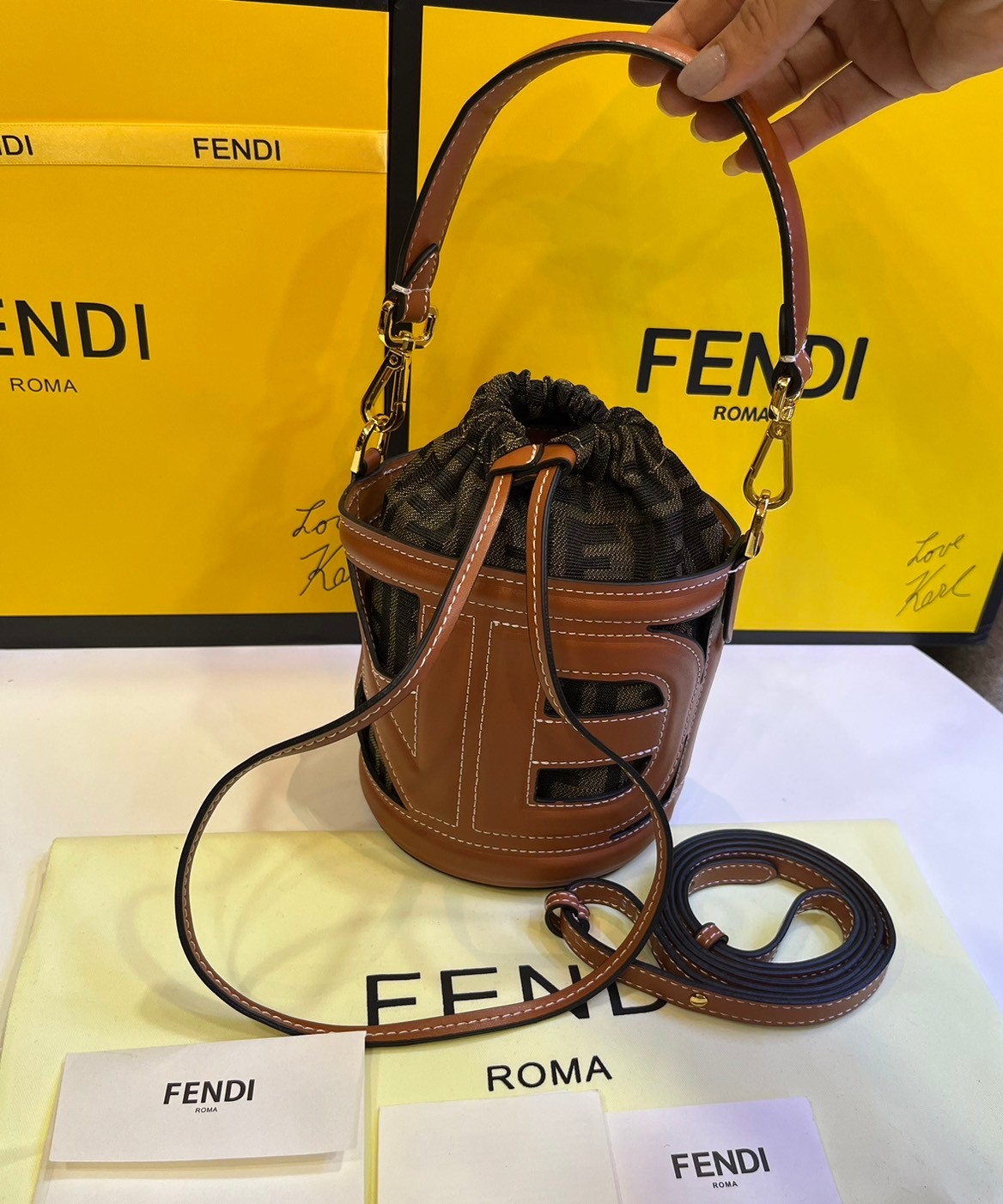 พร้อมส่ง 2 สี FENDI Step Out canvas bucket bag MINI 13cm กระเป๋าสะพายทรงบัคเก็ต ไซส์มินิ เกรดออริ สลับแท้ 1:1 ใช้ต่างประเทศได้