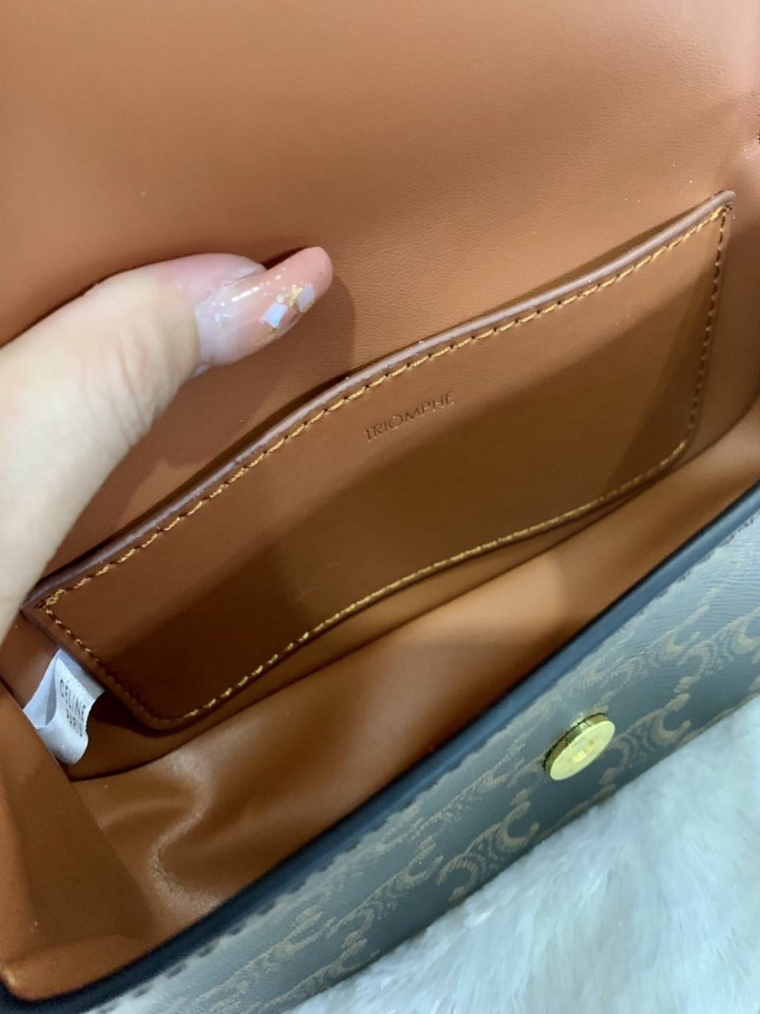 VIP 】CELINE TABOU CLUTCH BAG CELINE MINI CROSSBODY BAG (GWP) วัสดุ Triomphe Canvas หนังสวยอยู่ทรงกันน้ำได้ ขนาดกำลังน่ารัก การออกแบบที่เน้นความเรียบแต่หรู มาพร้อมสายสะพายสั้นและสายสะพายยาว สำหรับสะพายไหล่ สายปรับระดับสั้น-ยาวได้ (ถอดไม่ได้) โดดเด่นที่ด้าน