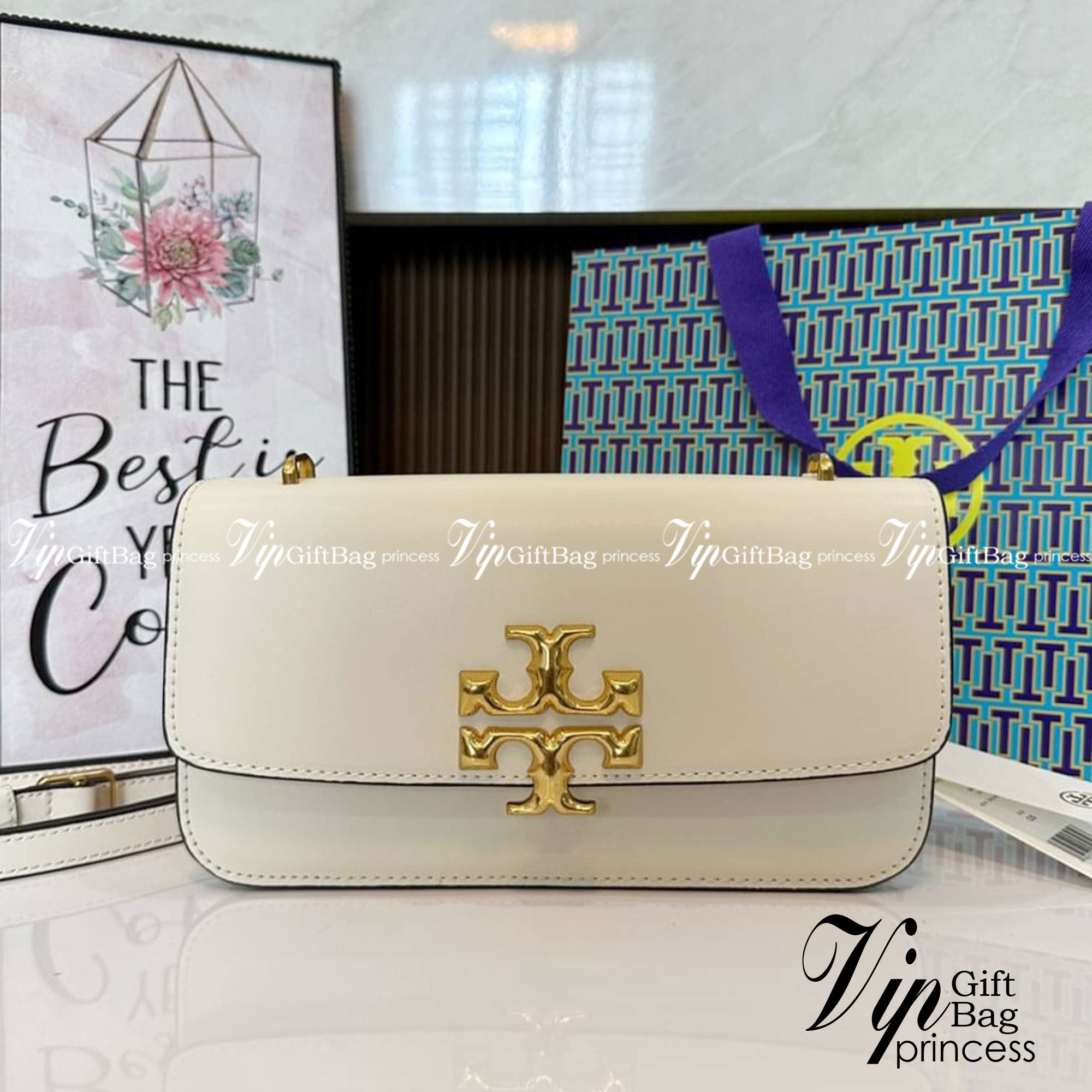 TORY BURCH ELEANOR SMALL LONG CONVERTIBLE SHOULDER กระเป๋าสะพายทรงยาว E/W Eleanor Convertible สูดหรู ดูแพง หนังแท้ เรียบสวยหรู โดดเด่นด้วยป้ายโลโก้สีทอง ลาย Double T อันเป็นเอกลักษณ์ ภายในช่องโล่งกว้างสามารถใส่โทรศัพท์ได้ทุกรุ่น สามารถใส่กระเป๋าสตางค์ใบยา