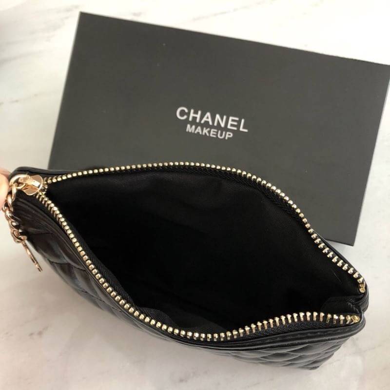 Vip Gift Premium Gift พรีเมี่ยมกิ๊ฟ แท้💯 สินค้าแถมจากเค้าเตอร์เครื่องสำอางค์ที่ญี่ปุ่น กระเป๋า Chanel Quilted Pouch Logo with Box Size : Size : 20x13x2 cm. Material : PU กระเป๋า Chanel ขนาดกำลังดีคะ พกพาสะดวก มาพร้อม original box