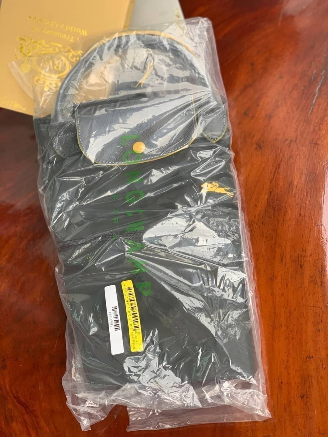 LONGCHAMP LE PLIAGE CLUB TRAVEL BAG กระเป๋าขนาดใหญ่สำหรับการเดินทาง เราเรียกที่นี้ว่า travelling bag รุ่นคลาสสิค มาพร้อมสายสะพายยาวที่ปรับและถอดออกได้ ความพิเศษของรุ่นนี้ที่ครองใจนักเดินทางทั่วโลก คือซิปรอบตรงกลางตัวกระเป๋า สามารถเปิดซิปเพื่อขยายขนาดและพั