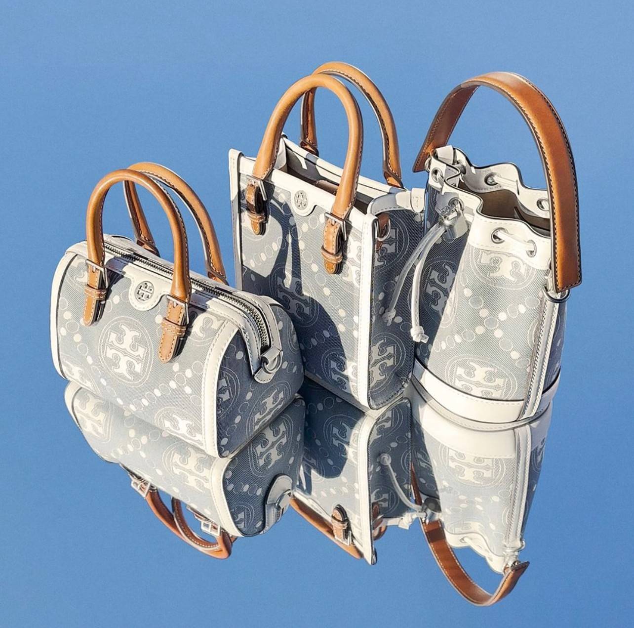 Tory Burch Mini T Monogram Denim Tote / Tory Burch T Monogram Jacquard Denim Mini Tote กระเป๋าทรงโท้ทไซส์มินิ T Monogram รูปแบบคลาสสิค ตัดเย็บอย่างดี คอลใหม่ห้ามพลาดคะ