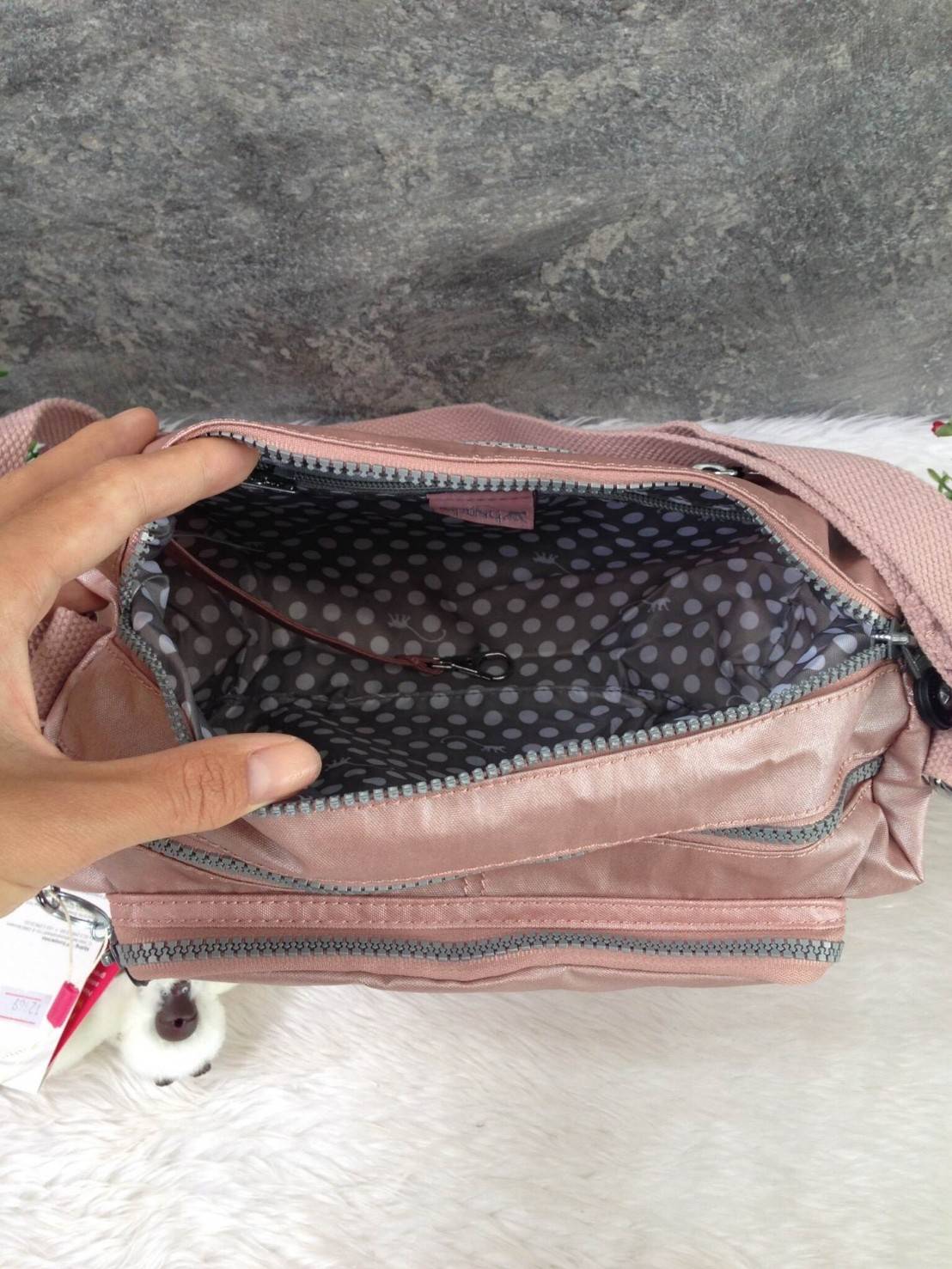 กระเป๋าสะพาย KIPLING รุ่น Reth วัสดุไนล่อนคุณภาพดี มาพร้อมดีไซน์ทันสมัย และสามารถใช้งานได้อย่างดี เข้ากับทุกการแต่งตัว โดดเด่นด้วยพื้นที่ภายในและช่องต่างๆ ที่ให้คุณจัดเก็บของสำคัญได้ครบถ้วน ไม่ว่าจะเป็นมือถือ ปากกา หรือไอเท็มจำเป็นของคุณ สายสามารถปรับและถ