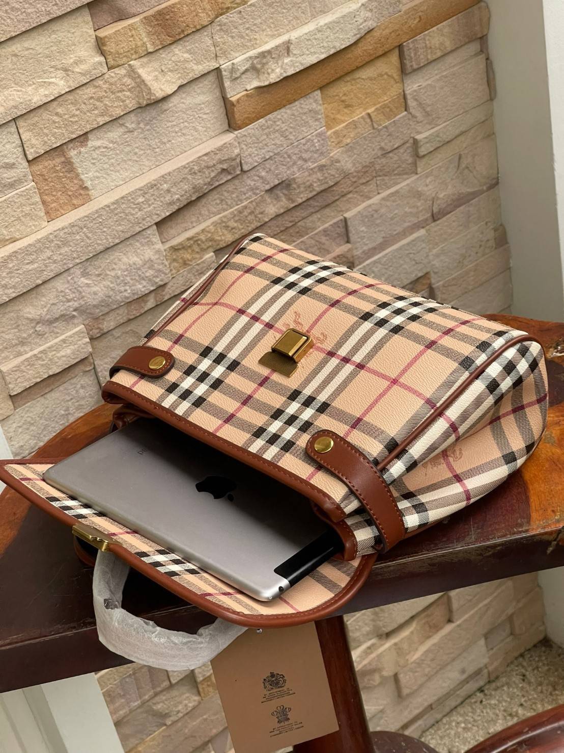 Burberry london kelly bag vintage with strap Gift Bag เป็นขนาดที่พอเหมาะกับการใช้ในชีวิตประจำวัน รูปทรงคลาสสิกที่ไม่ทิ้งในเรื่องของคุณสมบัติการใช้งานลวดลาย Vintage Check ที่ถือว่าเป็นสัญลักษณ์อันเก่าแก่ของแบรนด์ เสริมทุกสไตล์การแต่งตัวได้แบบไม่มีตกยุค พร้