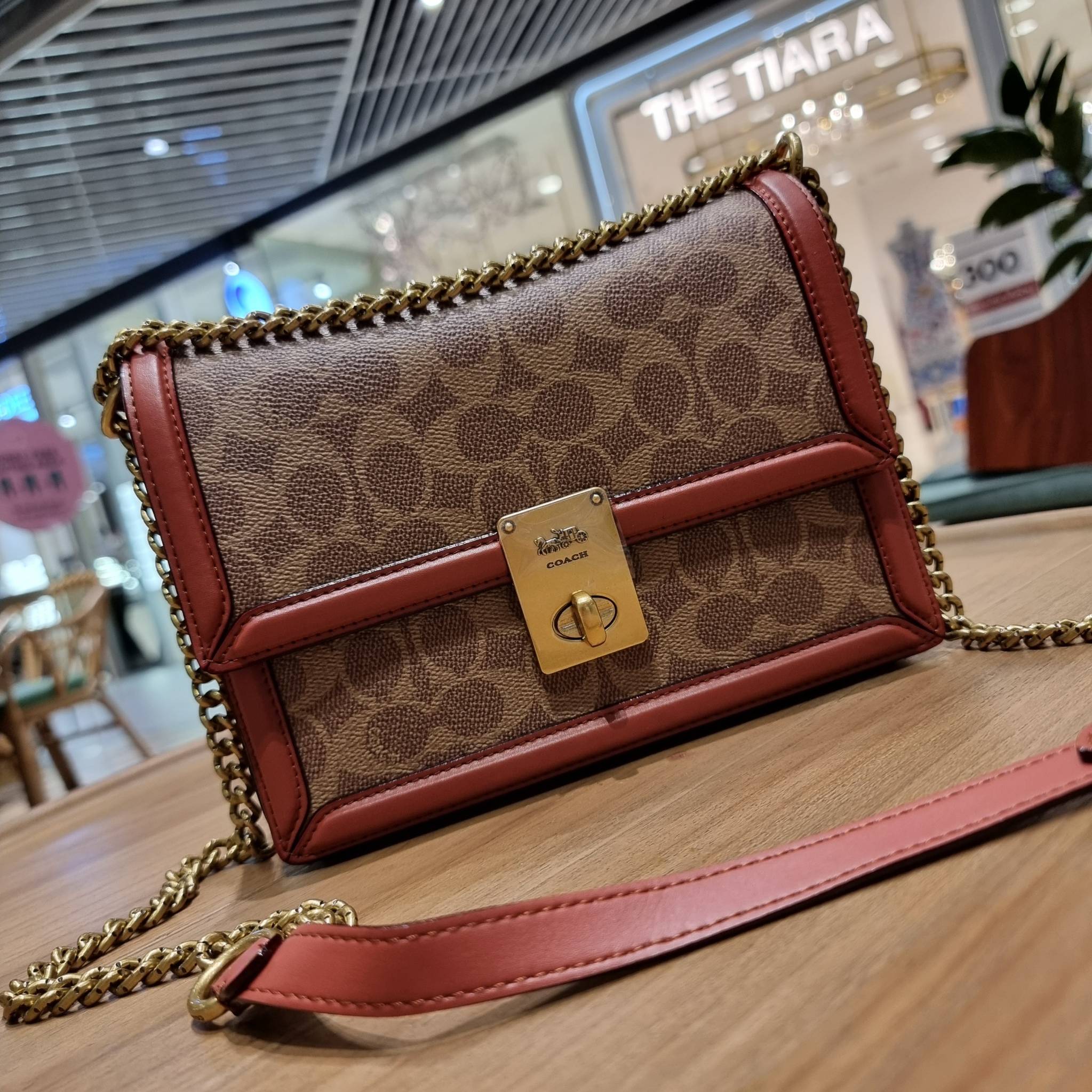 COACH 3492 HUTTON SHOULDER BAG IN SIGNATURE CANVAS sold out ไปกันทั่วหน้าในหลายประเทศ กับกระเป๋าสะพายที่สุดของความหรู ดีไซน์คลาสสิควินเทจ ลูกเล่นสีแทนสนิมตัดกับอะไหล่สีทองเหลืองดูย้อนยุคและหรูหรา วัสดุหนังแคนวาสสลับหนังแท้ สายสะพายโซ่สลับหนัง ปรับสะพายได้
