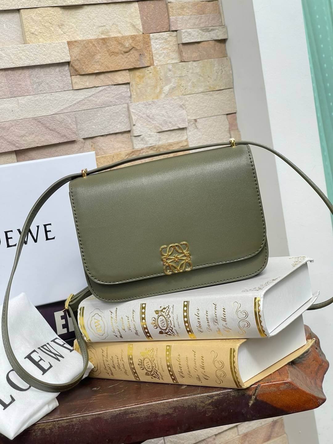 small : LOEWE Goya anagram small leather shoulder bag มาทำความรู้จักทุกดีเทลของ กระเป๋า GOYA ไอเท็มใบใหม่ล่าสุดจาก Loewe ด้วยรูปทรงกล่องอันคลาสสิกที่มาพร้อมรายละเอียดอันน่าค้นหา ด้วยรูปทรงบ็อกสุดคลาสสิก พร้อมโครงสร้างที่กะทัดรัดเปี่ยมไปด้วยสเน่ห์น่าค้นหา 