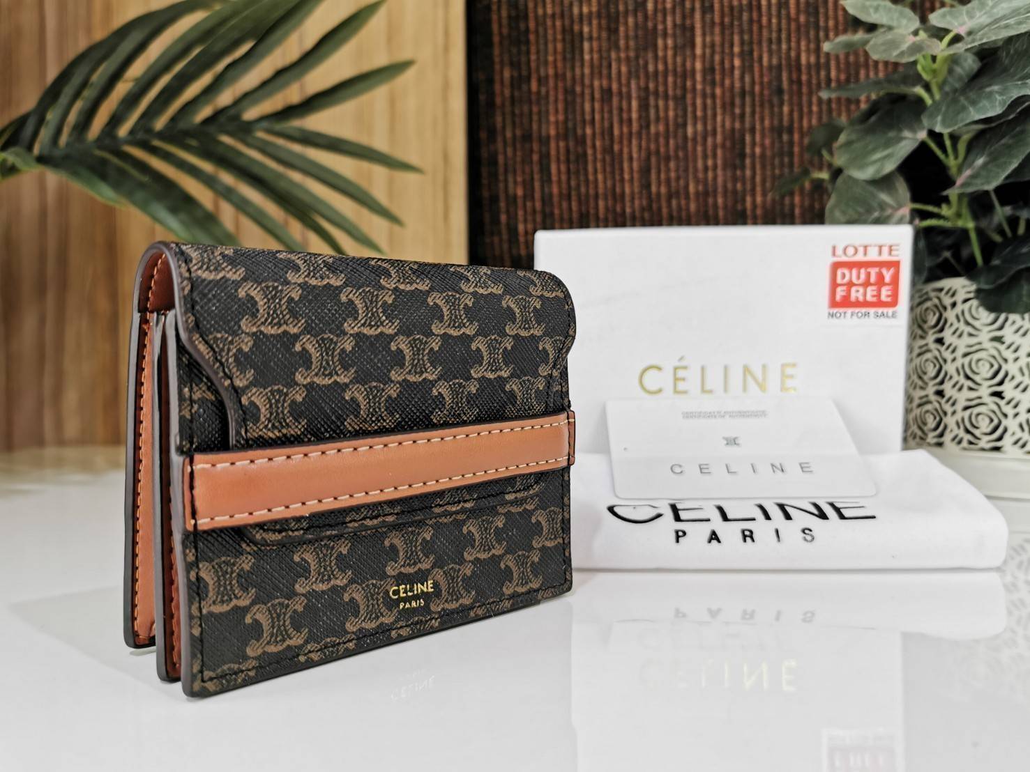 CELINE SHORT WALLET กระเป๋าสตางค์ซีลีนใบสั้น วัสดุ Triomphe Canvas หนังขึ้นลาย Signature Brand สวยอยู่ทรงมีโลโก้ด้านหน้าเปิดปิดด้วยฝาพับคาดเเถบหนังด้านหน้า ภายในมีโลโก้ มีช่องแบ่งหลายช่อง มีช่องใส่บัตรหลายช่อง สามารถช่องใส่เหรียญ บัตร ธนบัตรเเบบพับได้ ไอเ