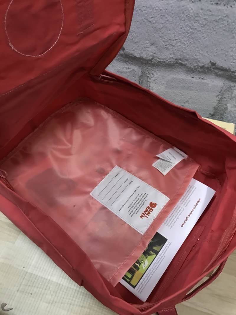 Kanken backpack รุ่น Classic แบรนด์ดังจากสวีเดนที่นิยมกันมากในหมู่วัยรุ่น กระเป๋าเป้ที่มีน้ำหนักเบา แต่มีความทนทาน และช่องว่างต่างๆมากขึ้น มีซิปหน้าสำหรับใส่ของกระจุกกระจิก และหูหิ้วทั้งด้านหน้าและด้านหลัง สำหรับการหิ้วถือได้สะดวก ใส่มินิไอแพค กระเป๋าสตาง