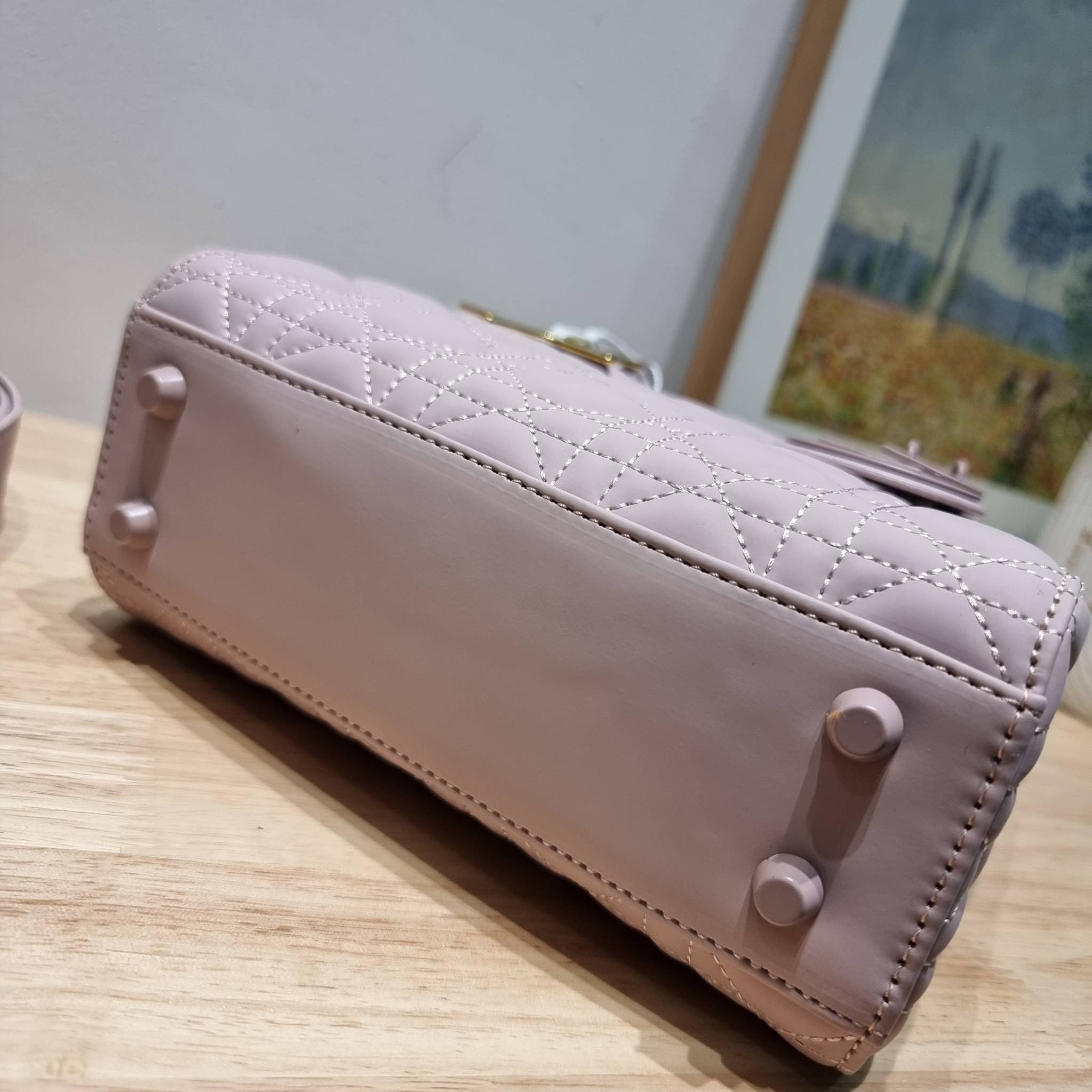 SMALL LADY DIOR MY ABCDIOR BAG Ultramatte Cannage Calfskin / CD LADY ULTRAMATTE BAG พร้อมส่ง กระเป๋าสะพายข้าง ดีไซน์เรียบง่าย แต่แฝงไปด้วยความหรูหรา ทรงกล่องคลาสสิค โดดเด่นด้วยพวงกุญแจอะไหล่สีเดียวกับตัวกระเป๋า ผิวแมทท์ ลายเส้นซ้อนทับสวยงาม