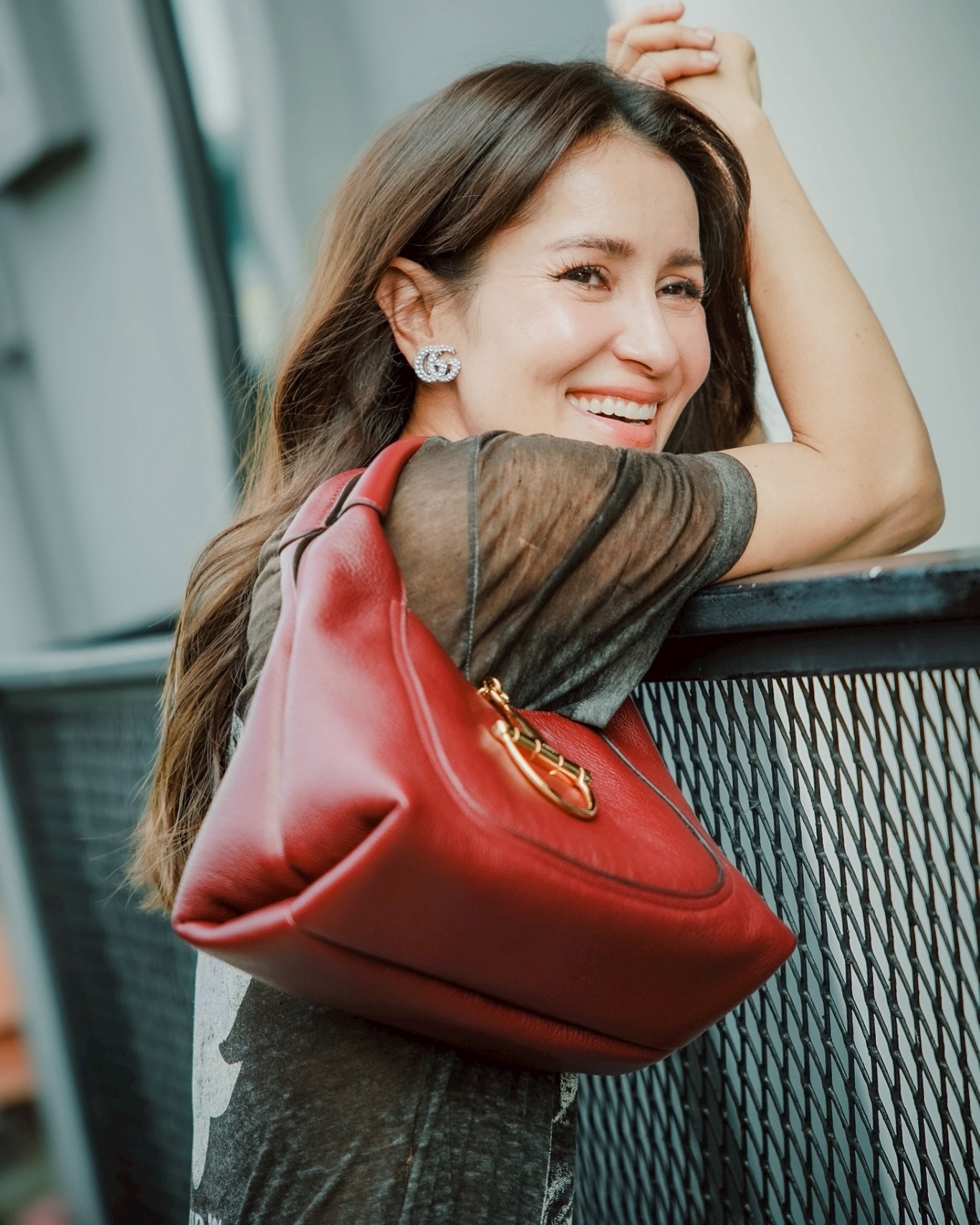 หนังแท้ | Gucci Softbit medium top handle bag โฉมใหม่ล่าสุด กับกระเป๋าสะพายรูปทรงใหม่เรียบหรูด้วยหนังลายเกรน ตกแต่งอะไหล่ Horsebit ครึ่งรูปขนาดใหญ่ด้านหน้าสวยหรูโดดเด่น สวยผู้ดี ดารา เซเลปใช้กันเพียบ