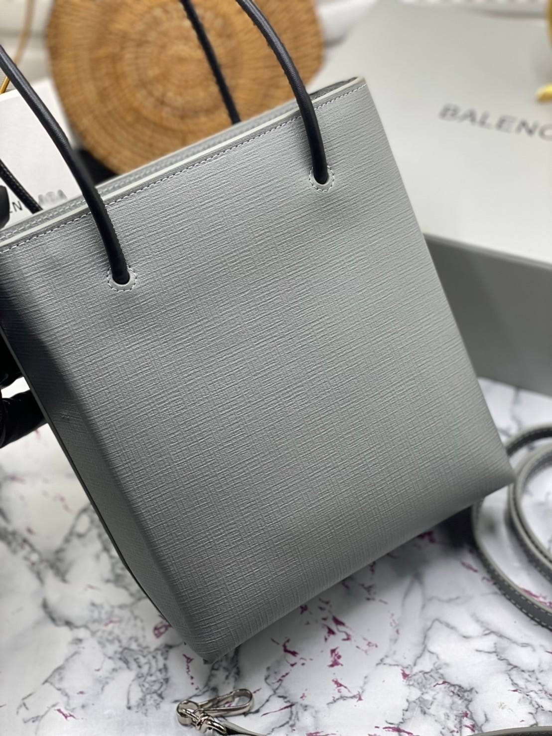 หนังแท้ BALENCIAGA XXS TOTE / Balenciaga shopping tote xxs พกกระเป๋าช้อปปิ้ง ไปทุกที่ในฤดูกาลนี้ ดีไซน์ที่ใช้ได้ทุกวันตั้งแต่หนังแบบมีเท็กซ์เจอร์ ภาพสินค้าถ่ายจากงานขายจริง ใช้งานต่างประเทศได้