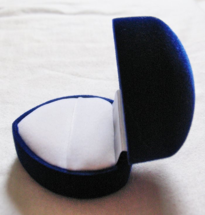 กล่องใส่แหวนรูปหัวใจสีน้ำเงินค่ะ