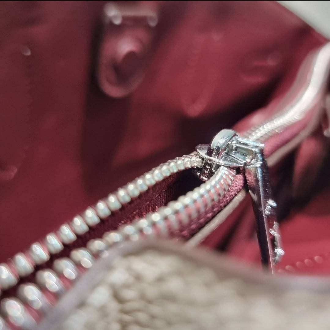 COACH HANNA CARRYALL IN SIGNATURE CANVAS / CH187 / CH195 / CH542 น้องใหม่ เรียบหรู ดูแพง กับกระเป๋าถือ/สะพายทรงสวย คงความคลาสสิค ดีไซน์ตกแต่งสายคาดจับจีบข้างกระเป๋าเพิ่มดีเทล มาพร้อมหูจับในตัว