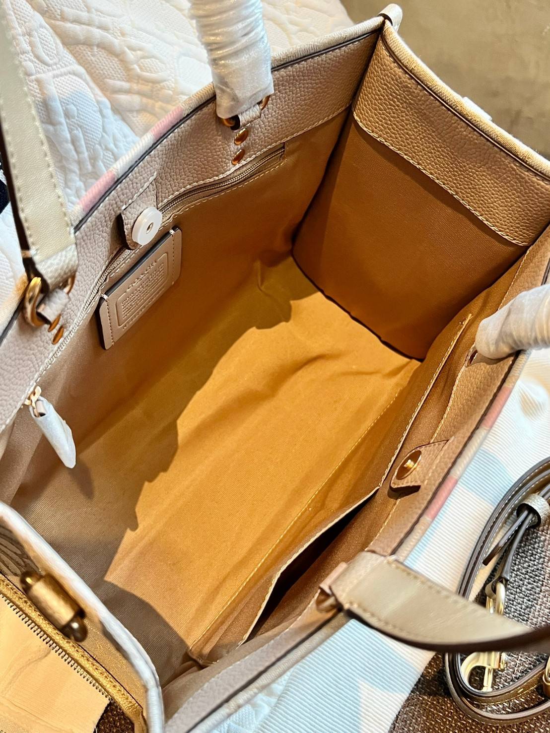 COACH DEMPSEY CARRYALL IN SIGNATURE JACQUARD WITH STRIP AND COACH PATCH((CE984)) ใบใหญ่ สีผู้ดีขับผิวมากๆเลยค่า😘 พร้อมส่งที่ไทย สีใหม่ล่าสุด2023! กับกระเป๋าทรงtote