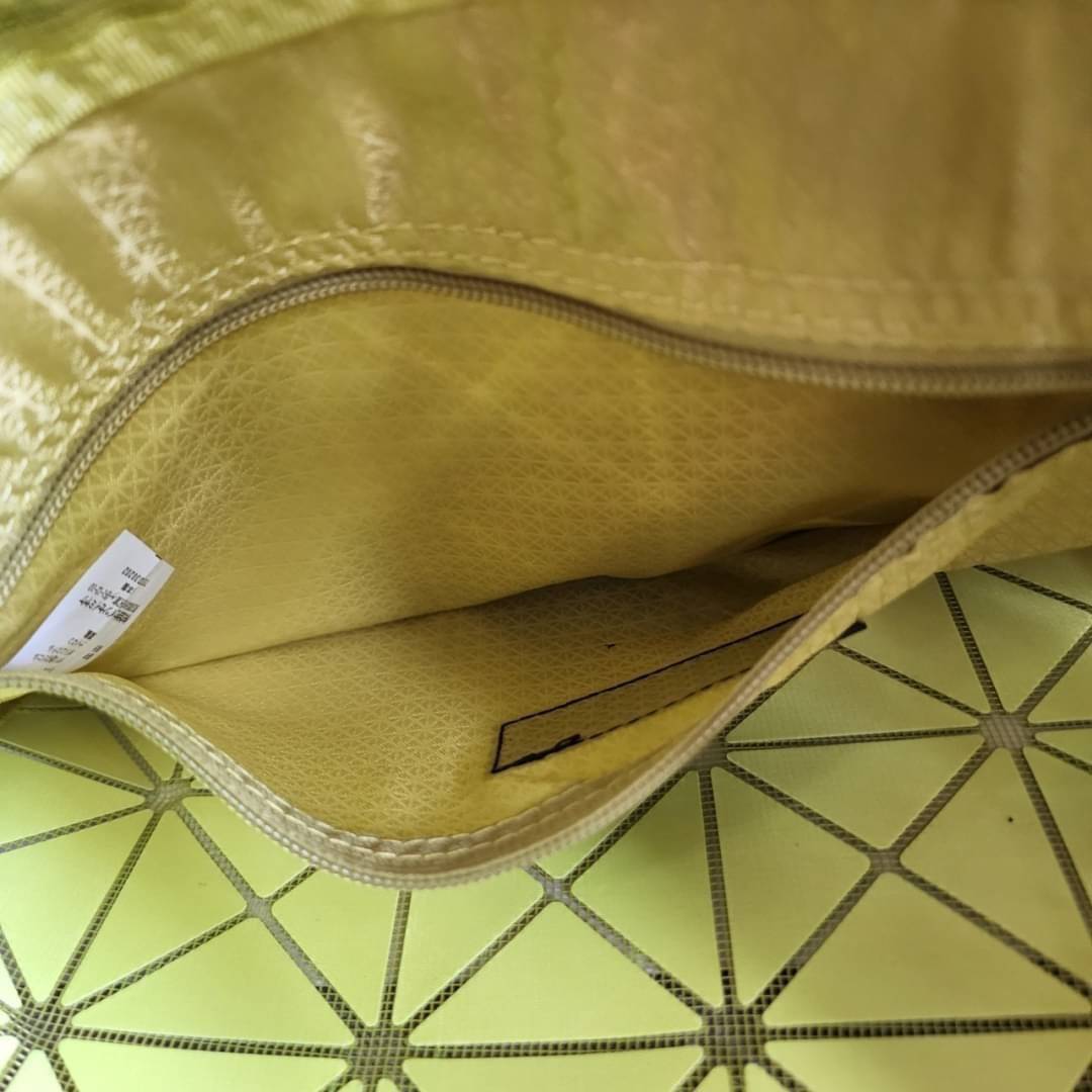 BAO BAO ISSEY MIYAKE LUCENT ONE-TONE กระเป๋า Bao Bao จากแบรนด์ดัง Issey Miyake แบรนด์แฟชั่นจากประเทศญี่ปุ่น ซึ่งมีสินค้ามากมายไม่ว่าจะเป็นเสื้อผ้า นาฬิกา น้ำหอม และที่ขาดไม่ได้นั่นก็คือ กระเป๋า Bao Bao ที่มีความพิเศษในเรื่องของวัสดุและดีไซน์ที่ครองใจสถาปน