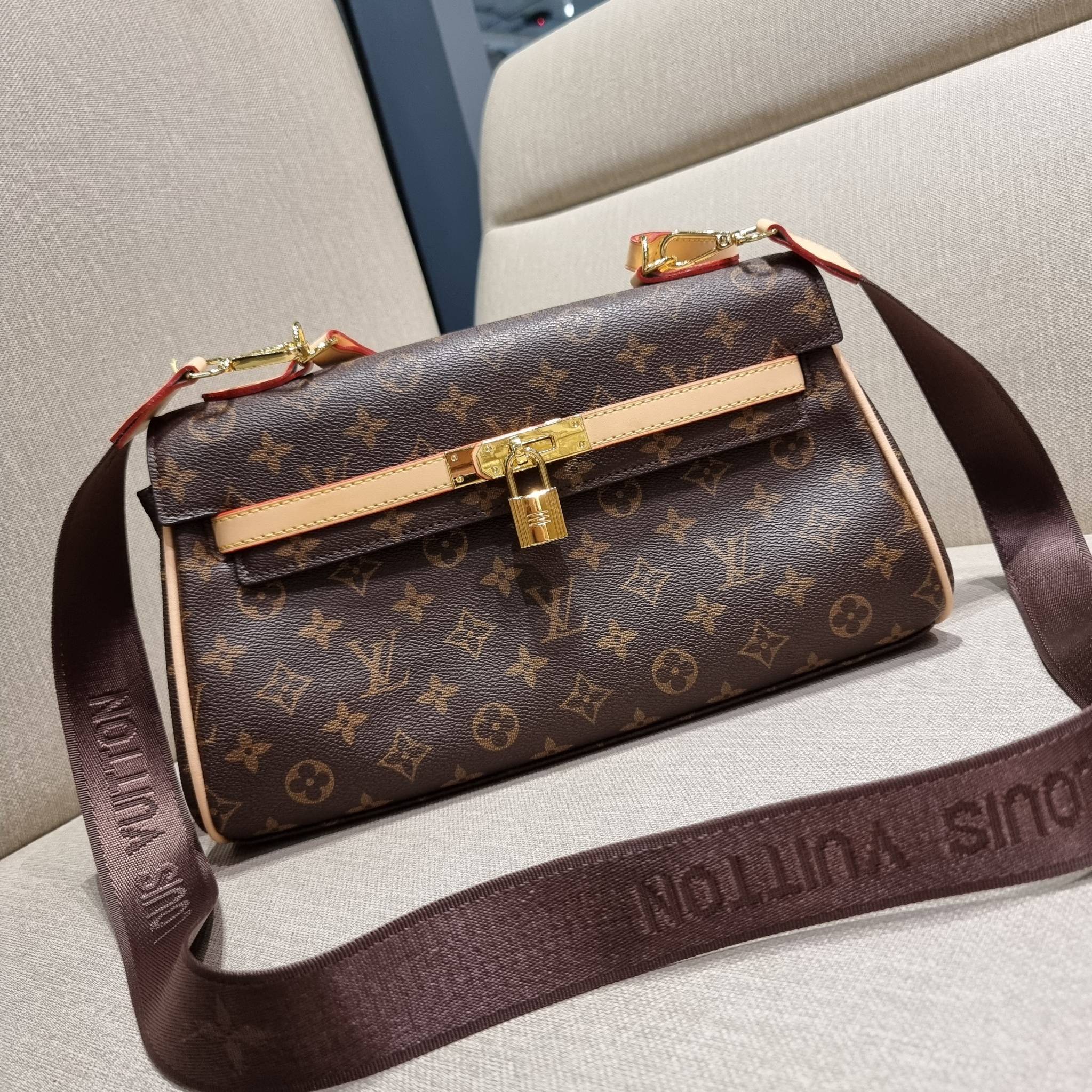 LV MONOGRAM SHOULDER BAG กระเป๋าสะพายทรงสวย ใบใหญ่กำลังดี รับรองว่าจุจริง ดีไซน์สายคาดตกแต่ง และปรับทรงได้ เพิ่มดีเทลให้กระเป๋าดูมีลูกเล่นขึ้น วัสดุหนังแคนวาส มาพร้อมหูจับในตัว และยังมีสายครอสสปอร์ตให้อีกเส้น เปิด-ปิดด้วยอะไหล่บิดล็อค ภายในโล่งกว้างมาก ใส