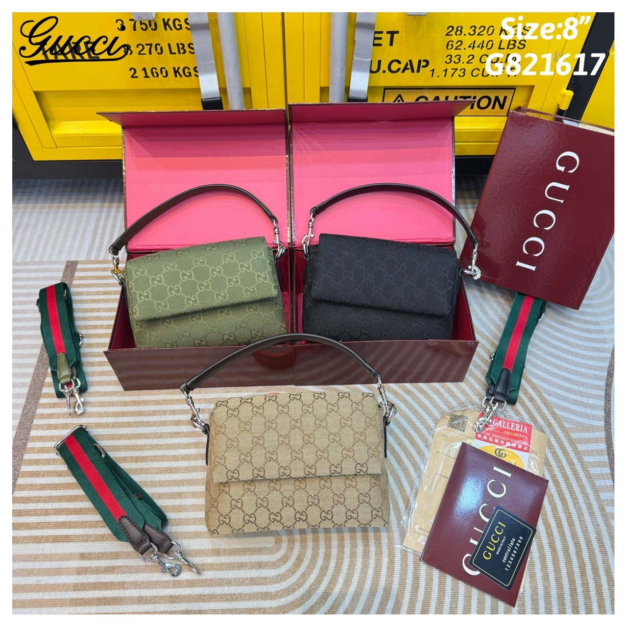 GUCCI GG canvas small crossbody bag กระเป๋าสะพายทรงใหม่เรียบง่าย ที่สุดของความคลาสสิค ด้านหลังมีช่องเก็บแต่งหนังปั้มแบรนด์สวยหรูโดดเด่น เป็น Unisex ใช้งานได้ทั้งชายหญิง