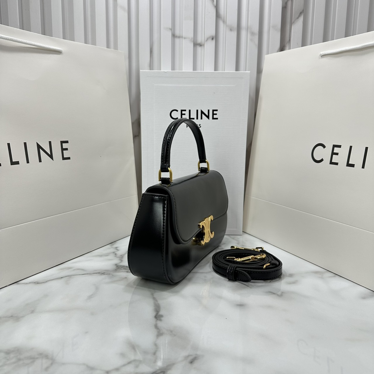 ORI หนังแท้ | CELINE TEEN CELINE LOLA IN shiny calfskin กระเป๋าสะพายทรงคลัช หนังเรียบผิวสัมผัสนุ่มลื่น คอลเลคชั่น Essentials เหนือกาลเวลาสำหรับผู้หญิงและผู้ชาย