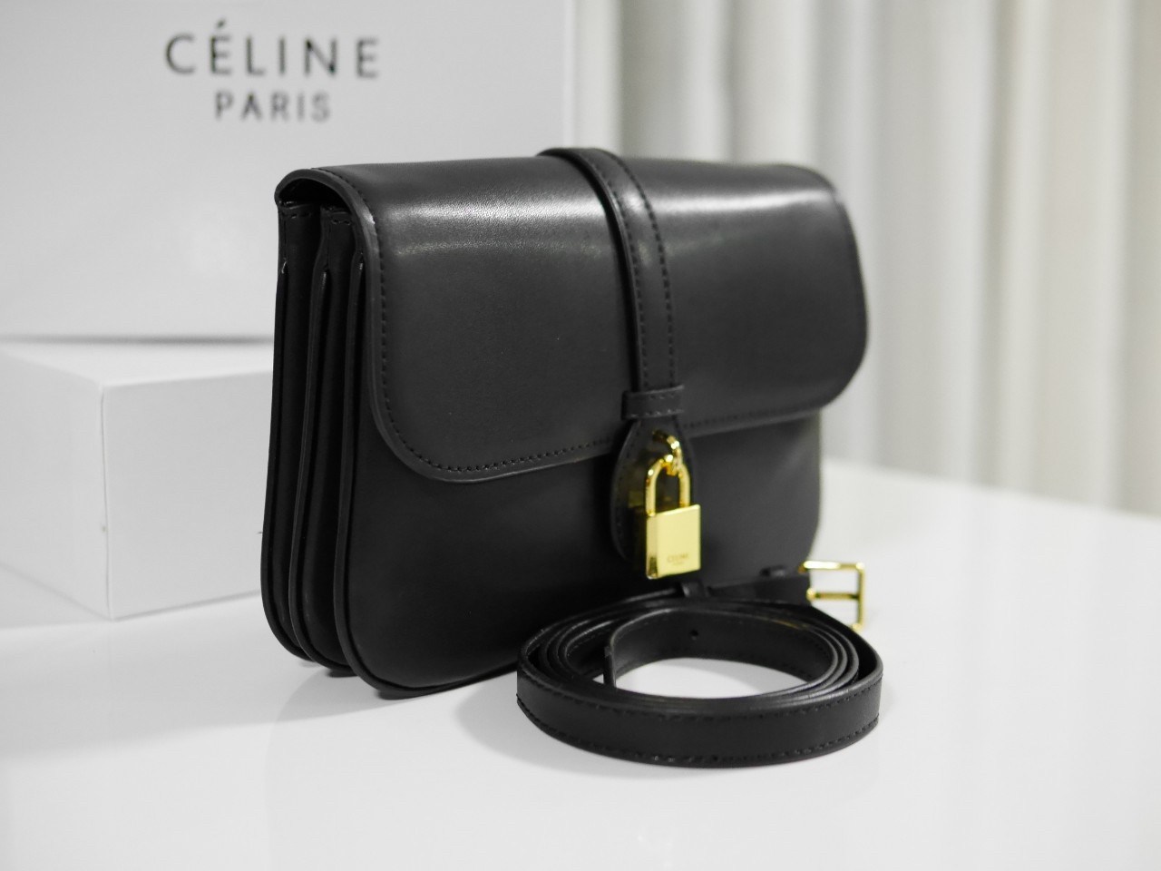 Celine Medium Tabou In Smooth Calfskin พร้อมส่งรุ่นใหม่แล้วค่า กับ CELINE SHOULDER BAG หนังเรียบสวยหรู ปรับดับพวงกุญแจสีทองด้านหน้า ด้านในเปิดด้วยด้วยกระดุม แบ่งช่องใส่ของออกเป็นสัดส่วน พร