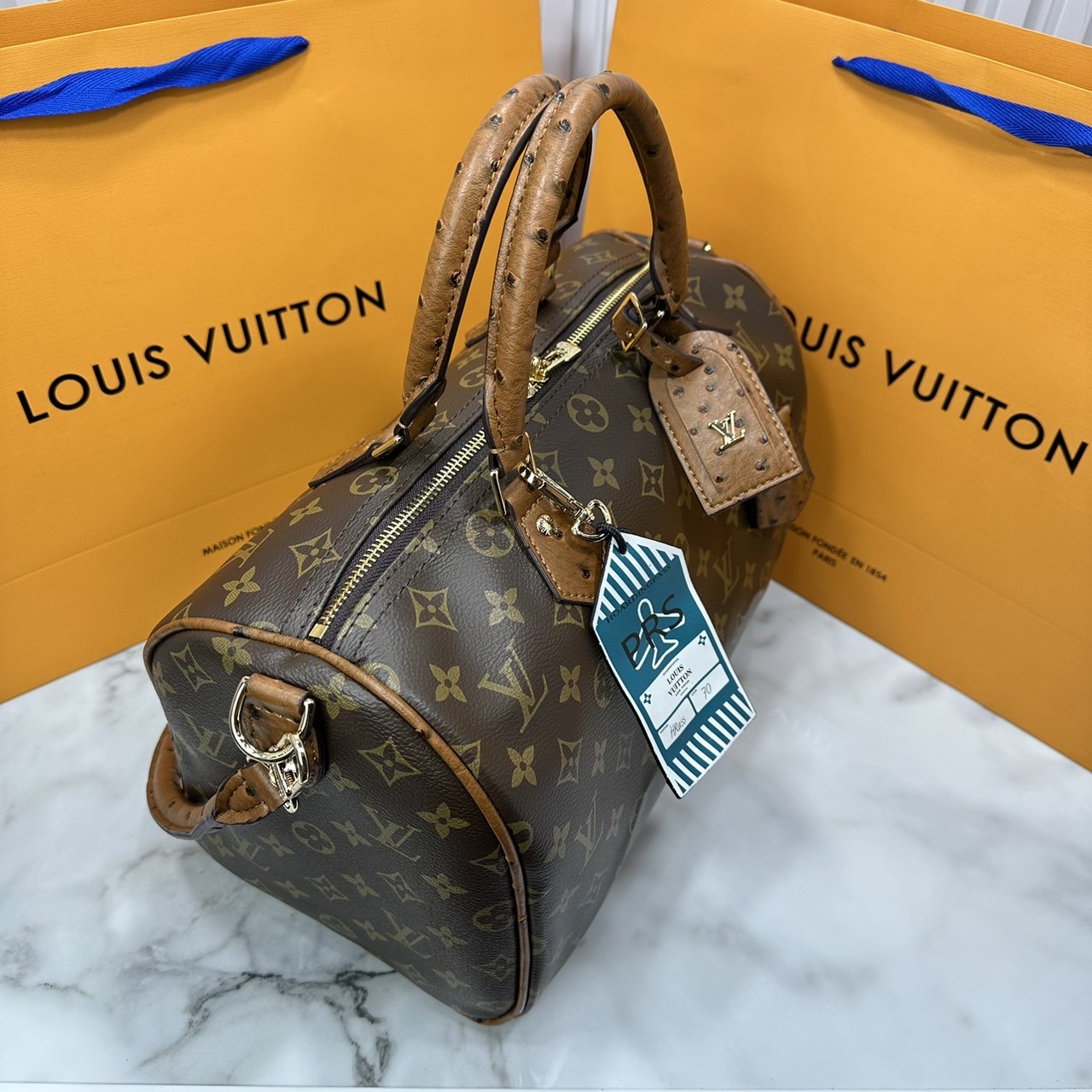 LV speedy soft 30 crafty bag กระเป๋าทรงหมอน รุ่นท็อปฮิต กับดีไซน์ใหม่ต้อนรับฤดูกาลท่องเที่ยว โดดเด่นด้วยการตกแต่งลายพิมพ์ซิกเนเจอร์ และป้ายแท็กหนังสุดเก๋