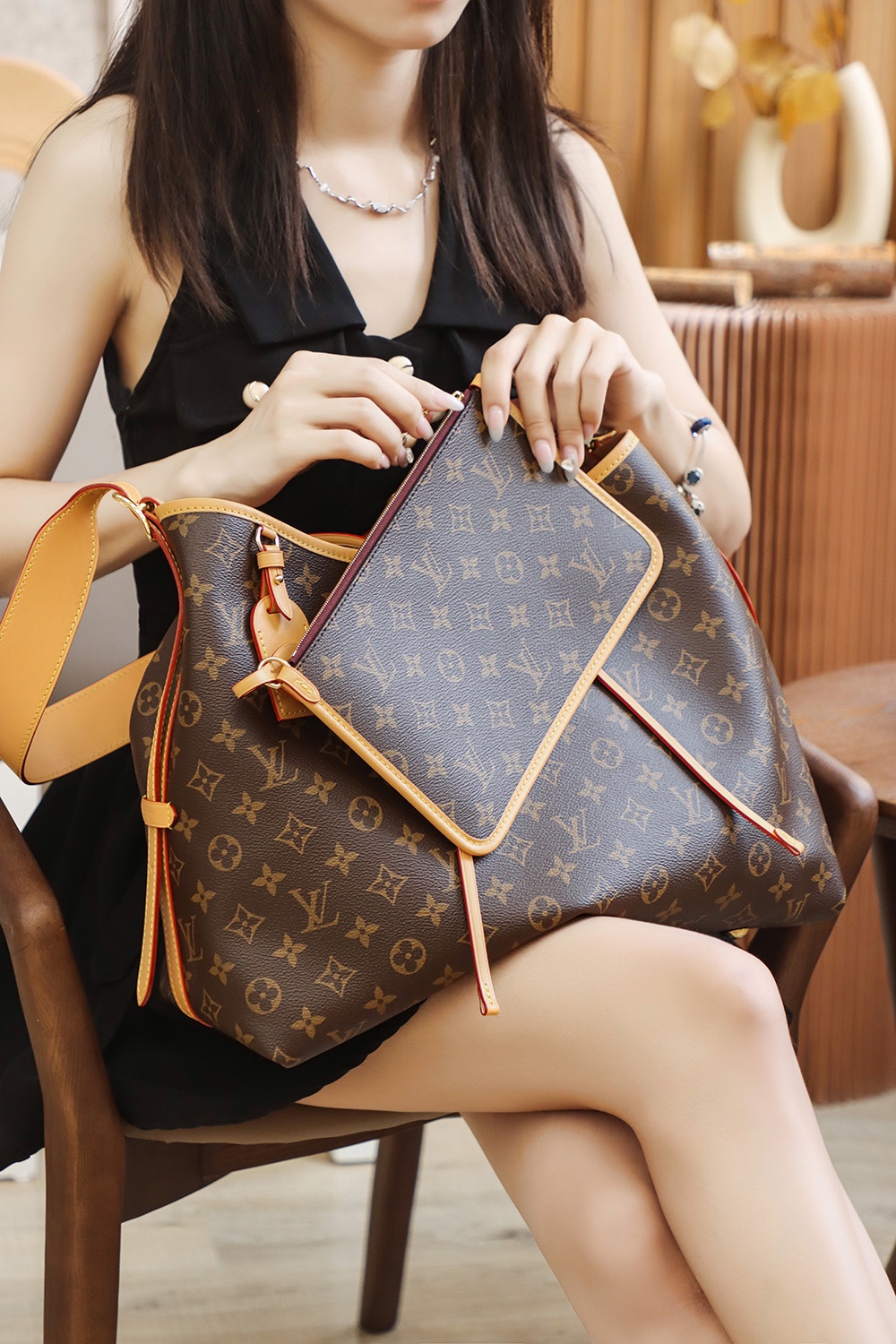 LV CARRYALL Monogram Canvas 12" / LV Shopping Bag รุ่นใหม่ล่าสุด กระเป๋าสะพายทรงหรูหรามีสไตล์ สวยปังมั้ยไหว ใบจริงสวยมากกกก ได้สวยก่อนใคร วัสดุหนังแคนวาสเคลือบลาย สวย คลาสสิค ภายในเป็นช่องโล่ง จุของได้เยอะ สาวๆใช้ใบนี้ สะพายไปไหนก็เข้ากัน ถ่ายรูปสวยๆ