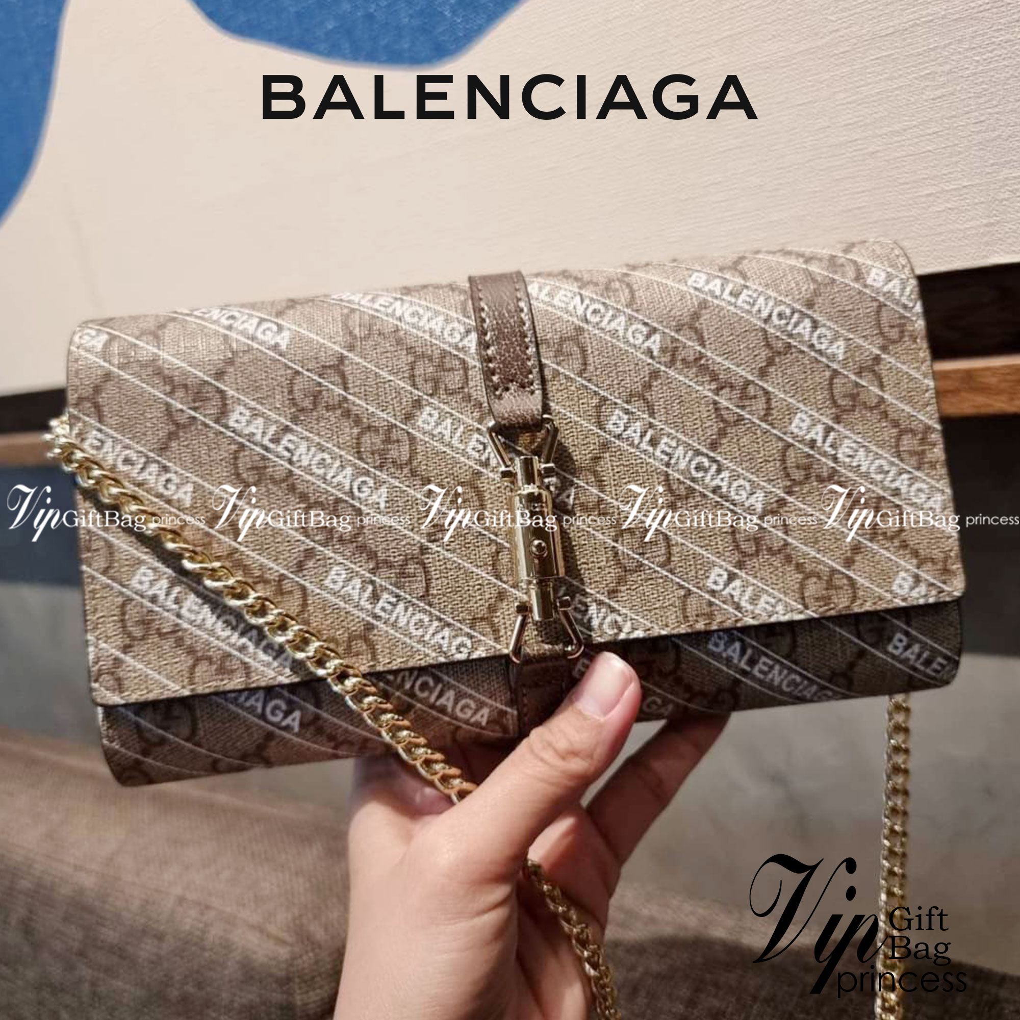 คลัชท์สุดหรูขึ้นแท่นต้องใบนี้เลย GG×Balenciaga woc bag กระเป๋าสะพาย crossbody เป็นคลัชท์ได้ในตัว ดีไซน์คลาสสิควินเทจ ดึงดูดและสะกดสายตาด้วยอะไหล่ดีเทลหรูของอะไหล่สีทอง วัสดุหนังแคนวาส ทนทาน ดูแลรักษาง่าย เปิด-ปิดด้วยอะไหล่เสียบล็อค ภายในแบ่งสัดส่วนลงตัวมา